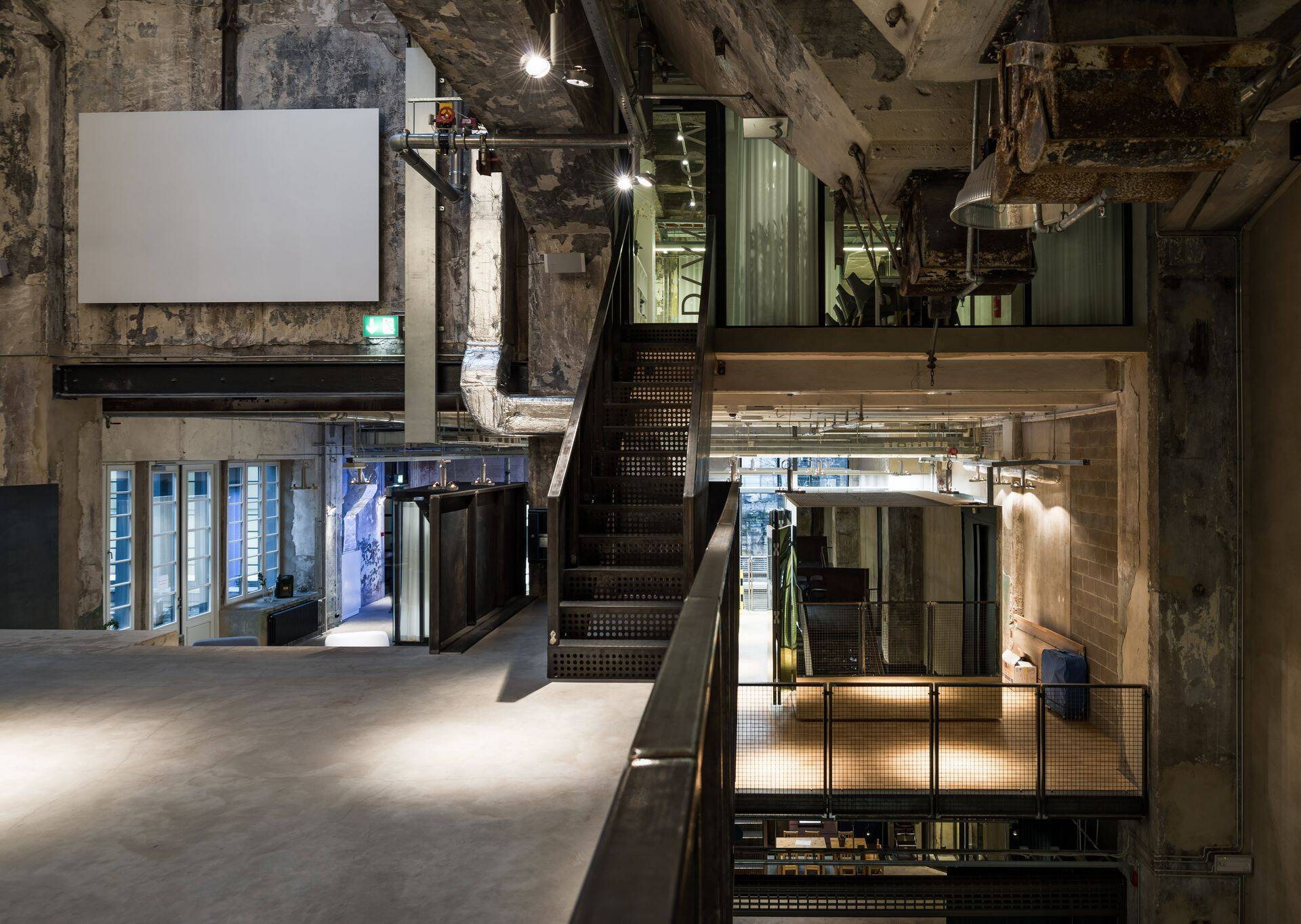 Peegelseintega sekretäritöökoha (paremal trepi kõrval) saab õhtuste ürituste ajaks anonüümseks peegelkastiks moondada.