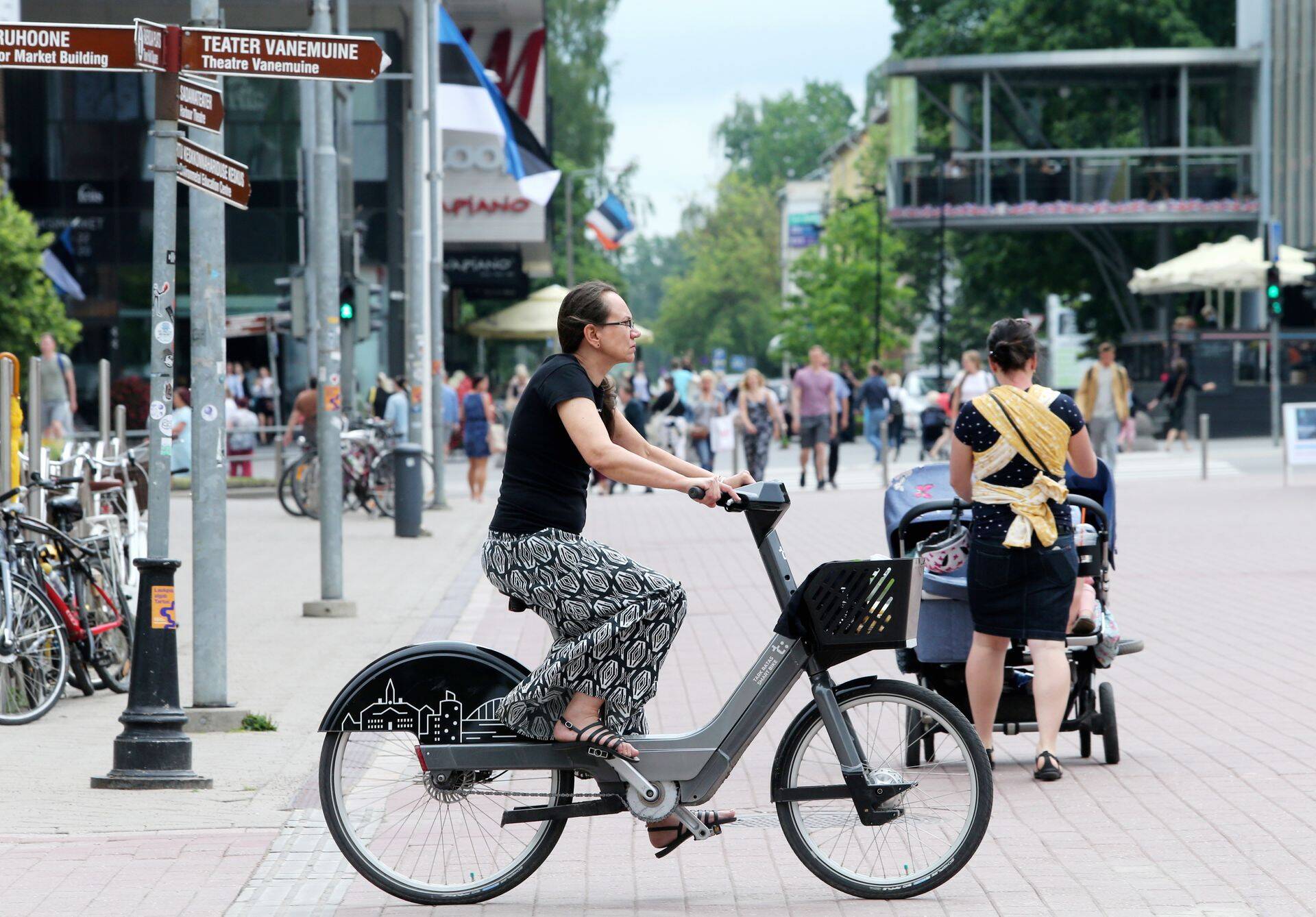 Rattaringluse ratas Tartu tänavapildis.