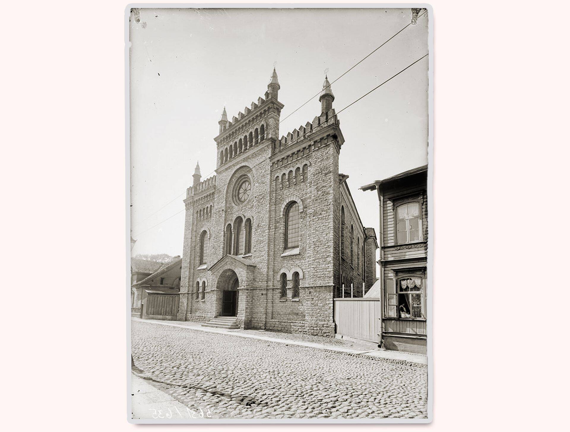 Таллиннская синагога на улице Маакри была закрыта в период немецкой оккупации и превращена в армейский склад. Здание было разрушено во время советской бомбардировки в марте 1944.