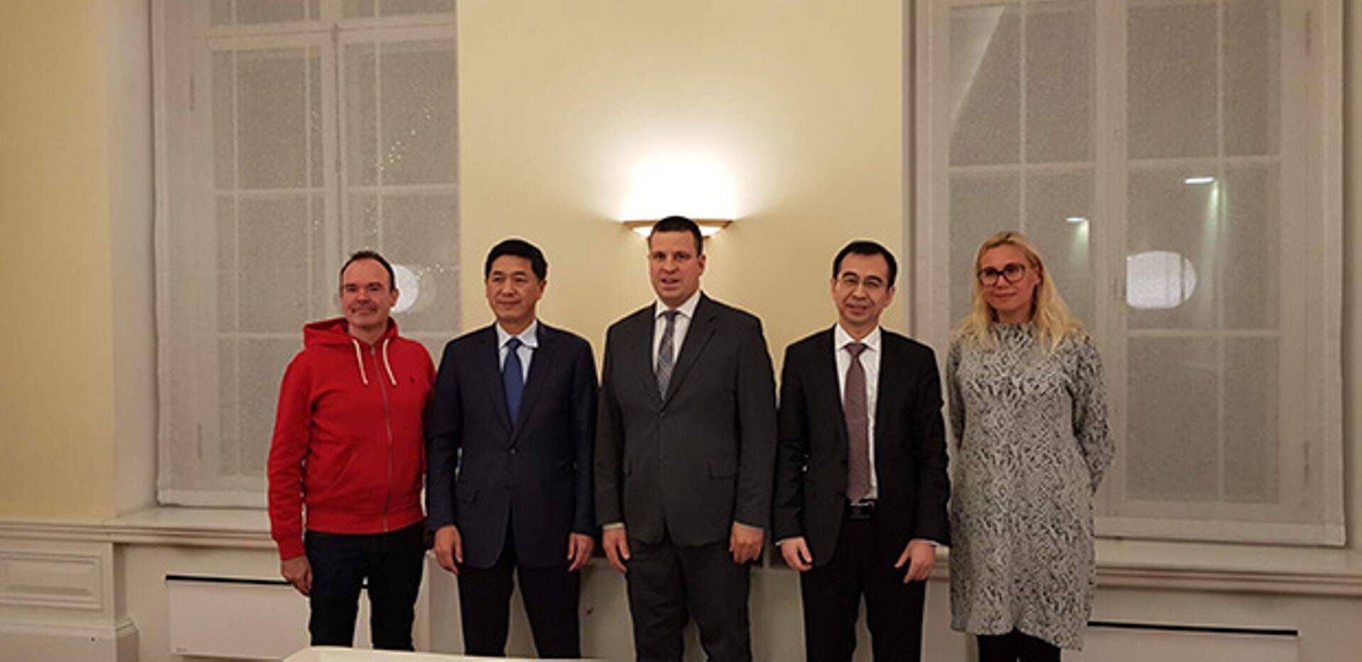 Touchstone'i juhatuse esimees Kenny Song (paremalt teine) oma partneritega China Railway International Group Holdingsist kohtusid 7. jaanuaril Eesti valitsuse esindajatega, et arutada investeerimisvõimalusi