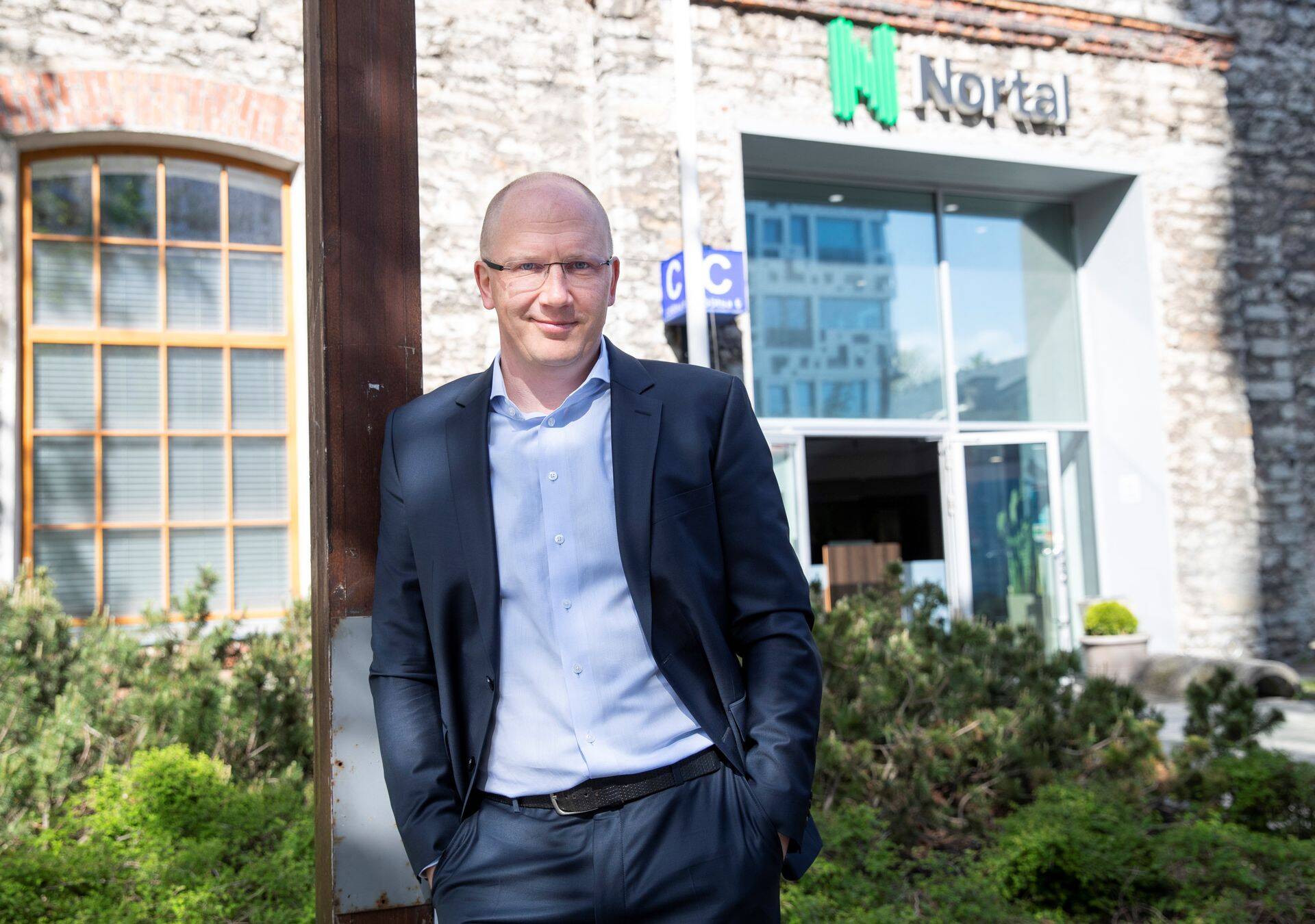 Nortali üks asutaja Priit Alamäe. Ettevõte sai alguses 20 aastat tagasi ja kandis kümnendi nime Webmedia. "Miski pole meil läinud sujuvalt," räägib Priit Alamäe saates "Ideest kasumini".