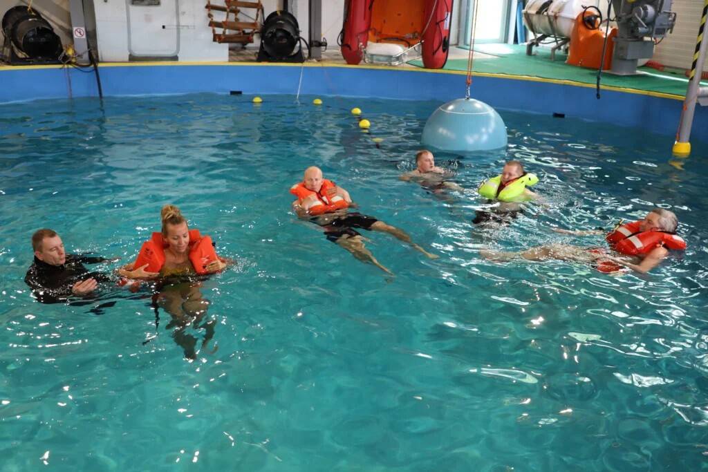 Katsejänesed instruktori valvsa pilgu all basseinis hulpimas.