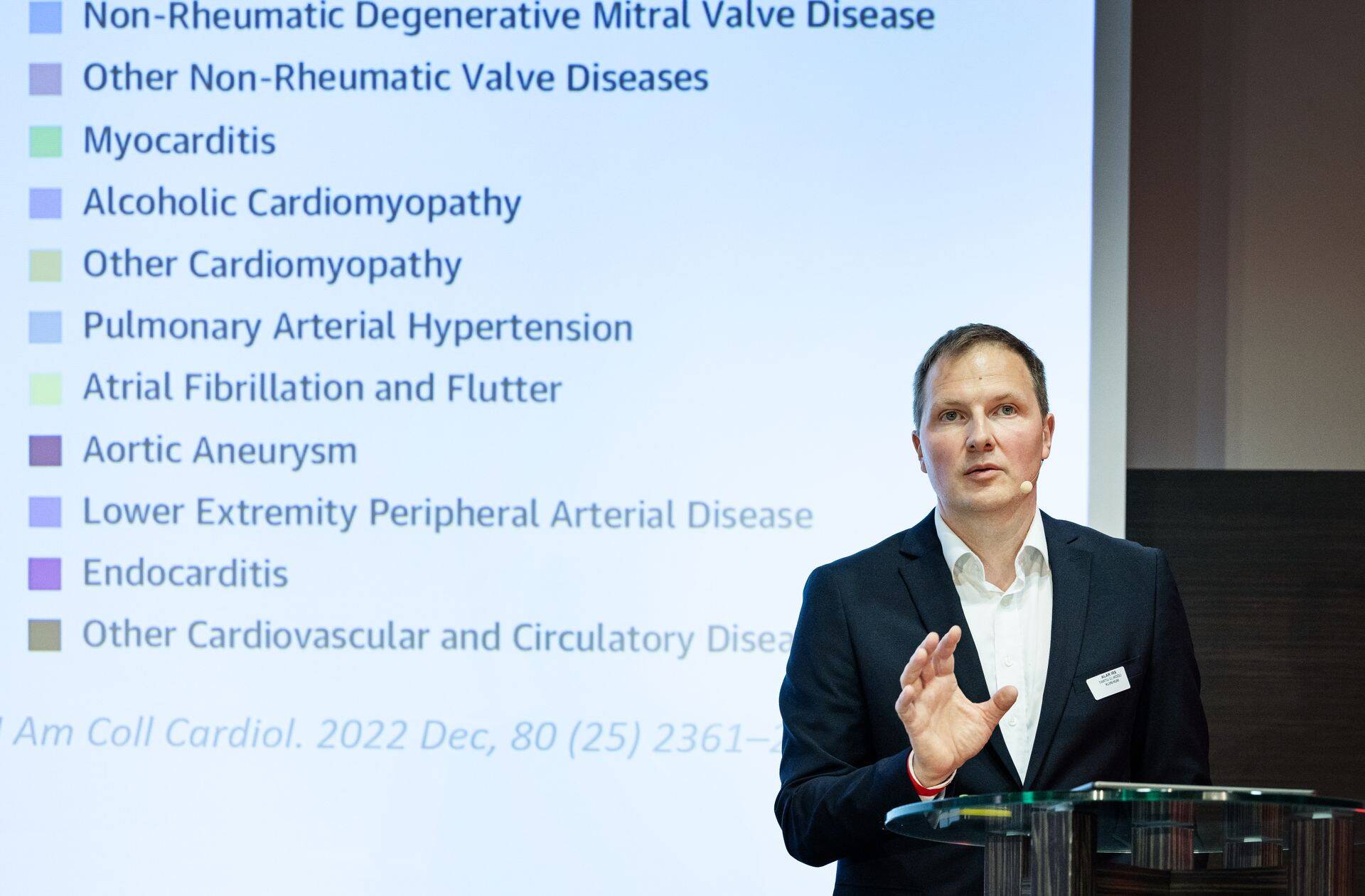 Kardioloog Alar Irs kardioloogia tulipunkti konverentsil septembris.