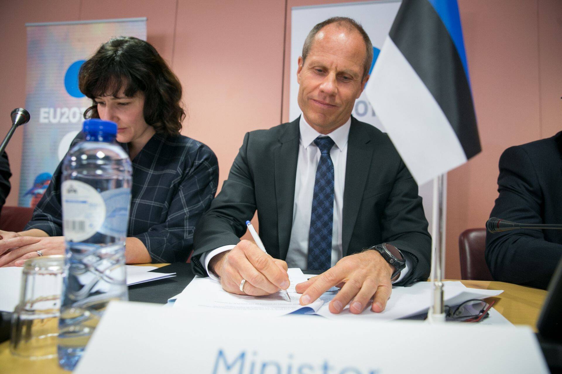 Rahandusminister Toomas Tõniste Brüsselis koostööleppele allkirja andmas.