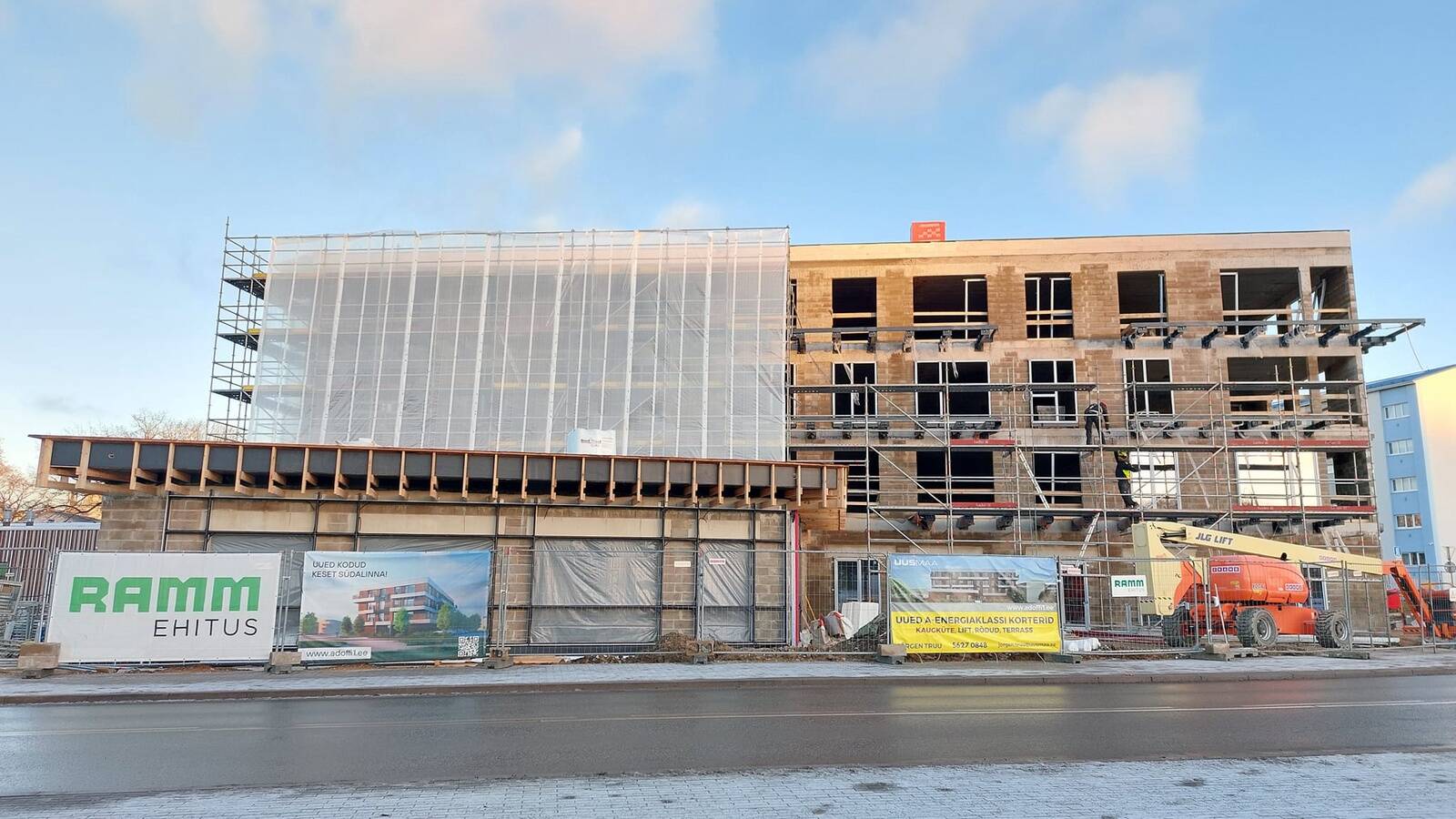 Kolmapäeval peeti Rakvere südalinna kerkiva F. G. Adoffi 1 äri- ja korterelamu sarikapidu.