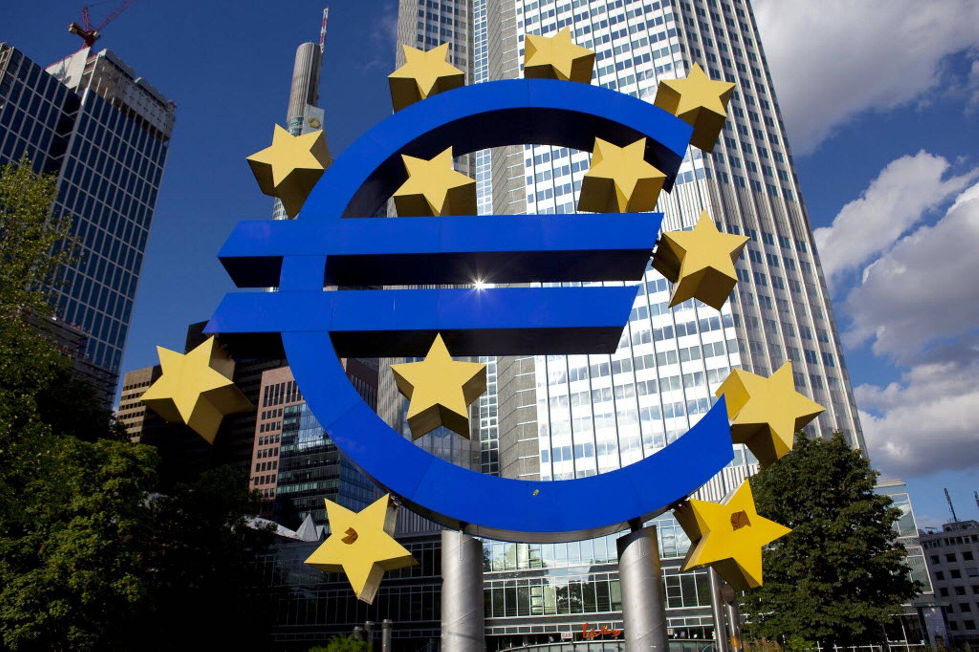 Euro sümbol Euroopa Keskpanga peahoone ees.