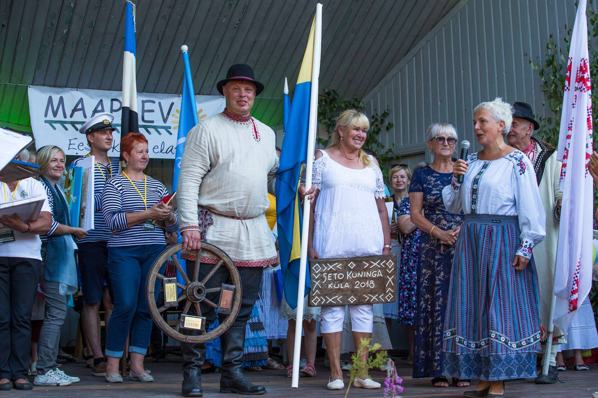 Läsna-Loobu küla esindaja annab rändauhinna üle tänavusele Aasta Külale, Lüübnitsale.