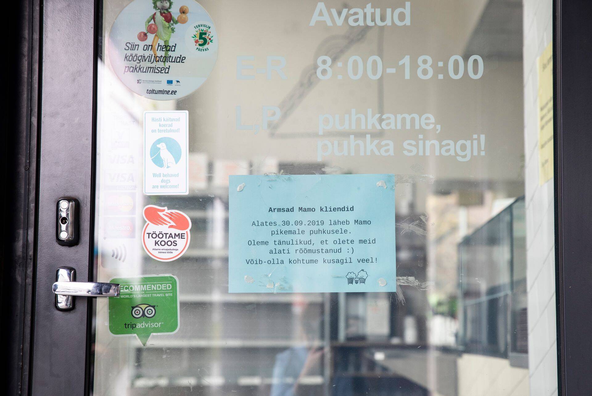 Silt Mamo kohviku uksel Liivalaia tänaval.