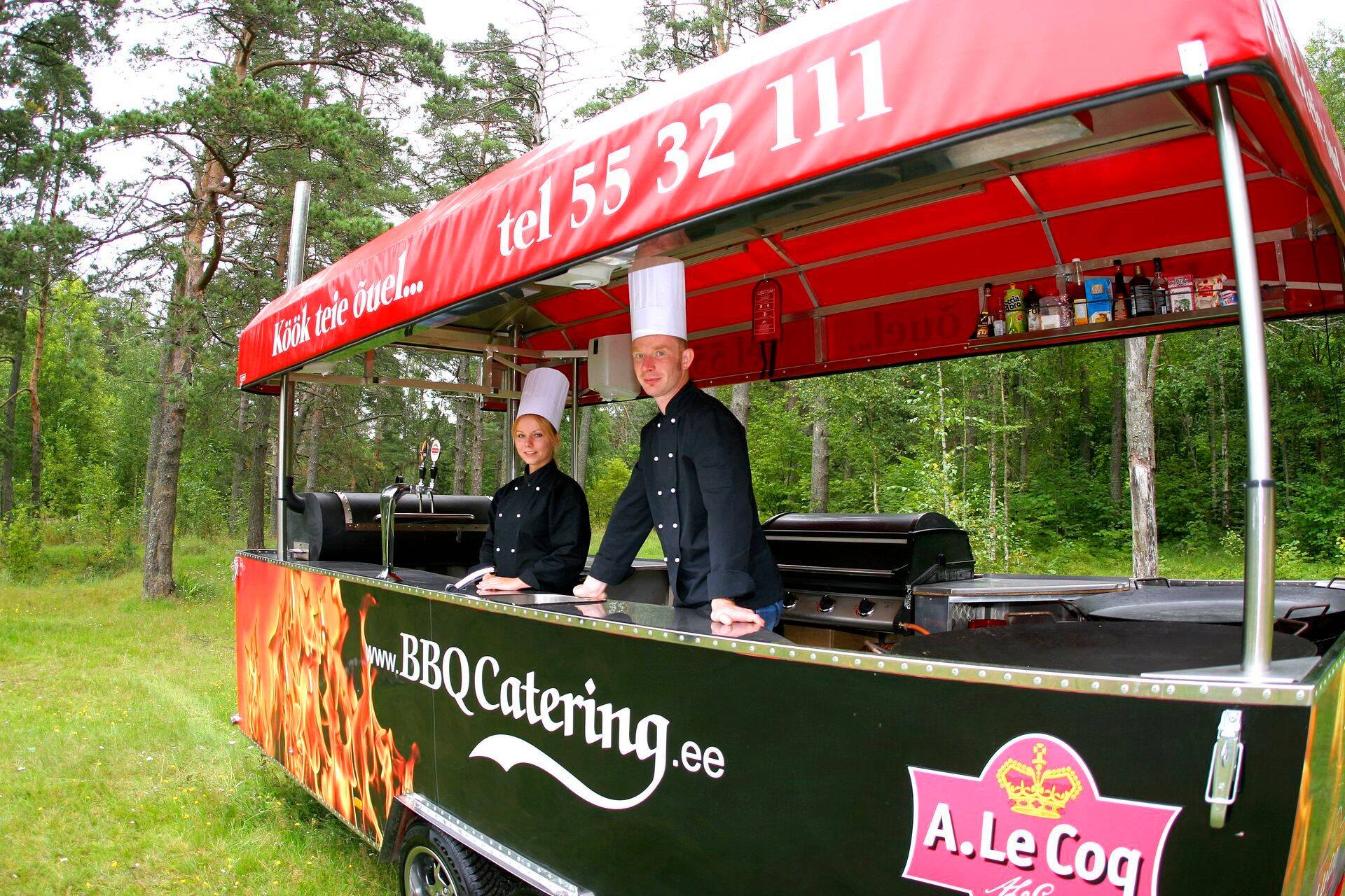 BBQ haagis-köögis saab jälgida toidu küpsemist ka kliendi koduõuel