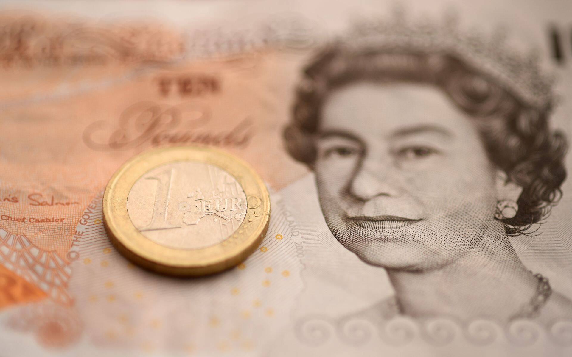 Nael hakkas eile hea Brexiti leppe ootustes tõusma, aga on täna esialgse kokkuleppe järel odavnenud.