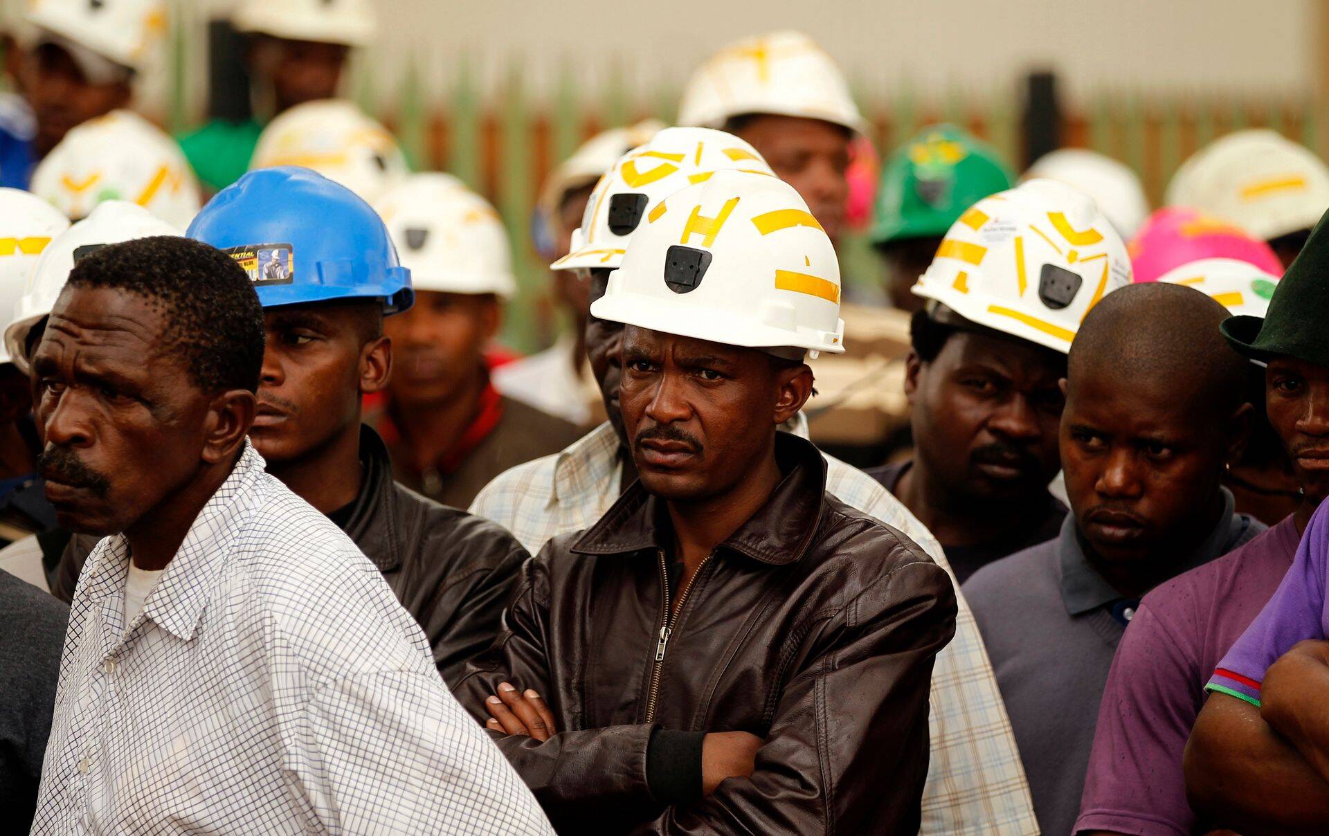 Kullavoofirmadel pole töötajatega seotud riske, nagu on kaevandusfirmadel. Pildil Johannesburgi kullakaevured om ahukkunud koleege leinamas.