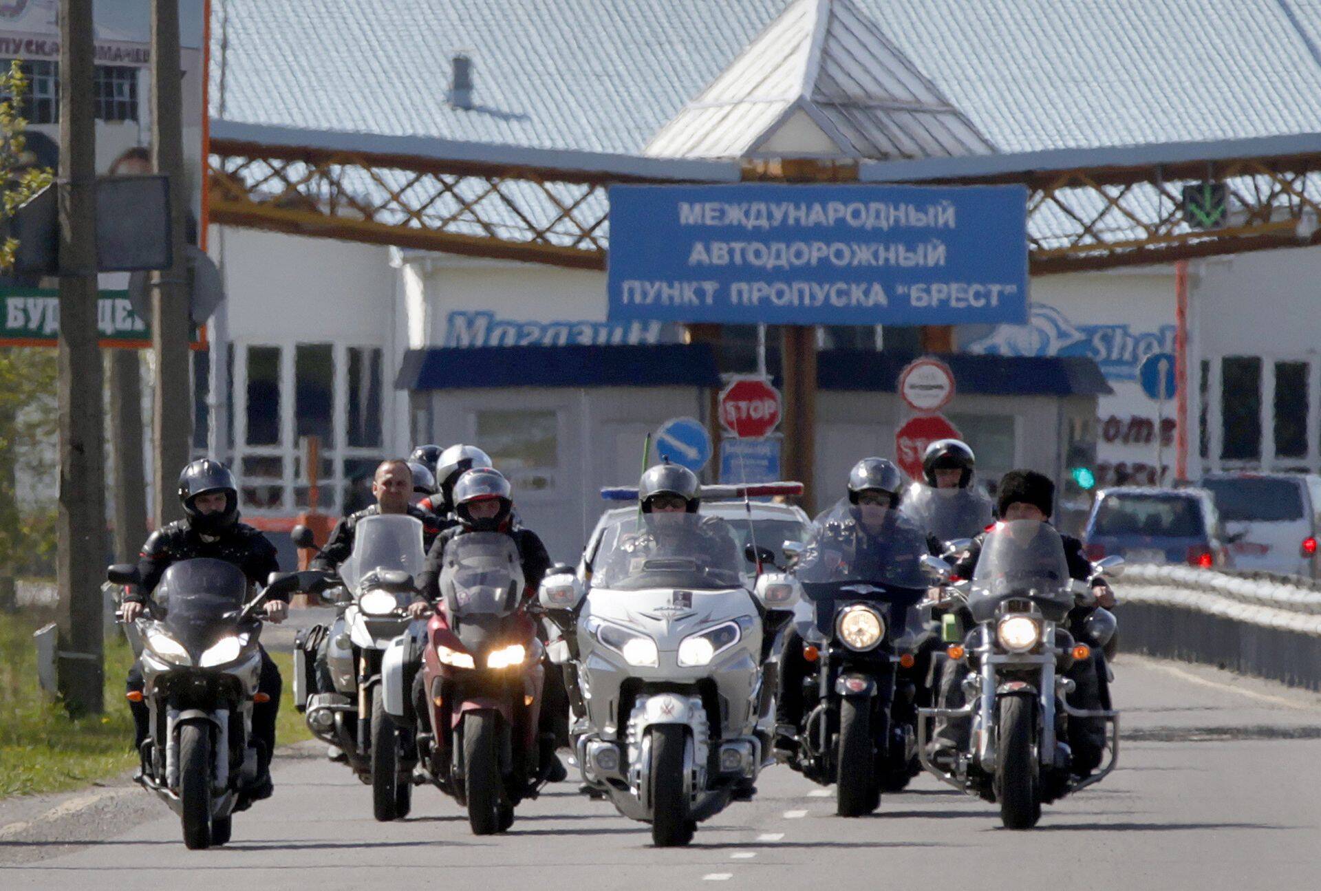 Venemaa motobande Ööhundid Brestis, Valgevene-Poola piiril, kus neile keelati Poolasse sissesõit.