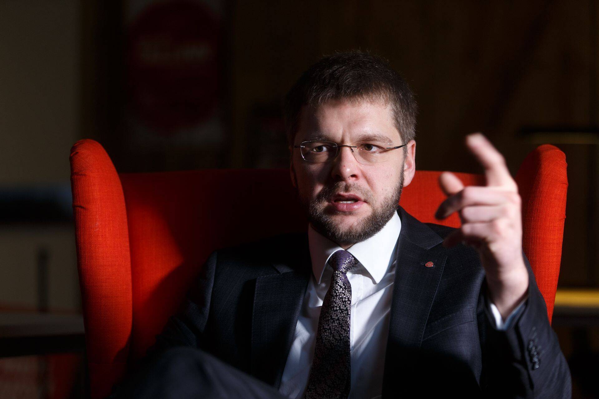 Tervise- ja tööminister Jevgeni Ossinovski arvates on haiglate rahakasutusele seni liiga leebelt vaadatud.