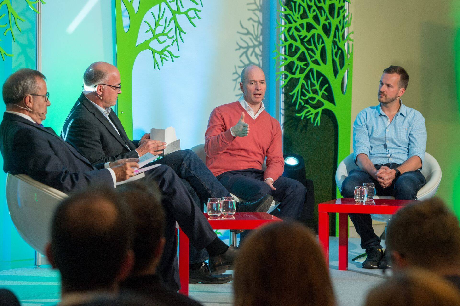 President Toomas Hendrik Ilves, ajakirja The Economist tehnoloogiatoimetaja Ludwig Siegele, riskikapitaliettevõtte Andreessen Horowitz asutaja Ben Horowitz ja TransferWise’i asutaja ja tegevjuht Taavet Hinrikus.