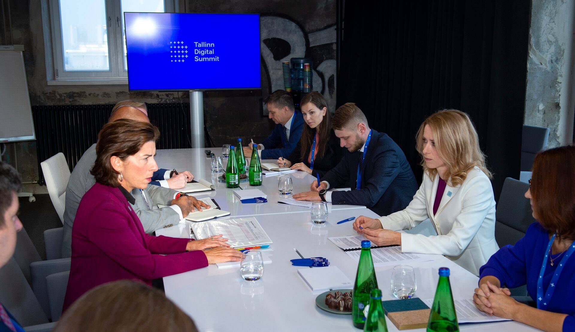 Министр торговли США Джина Раймондо (слева) и премьер-министр Эстонии Кая Каллас.