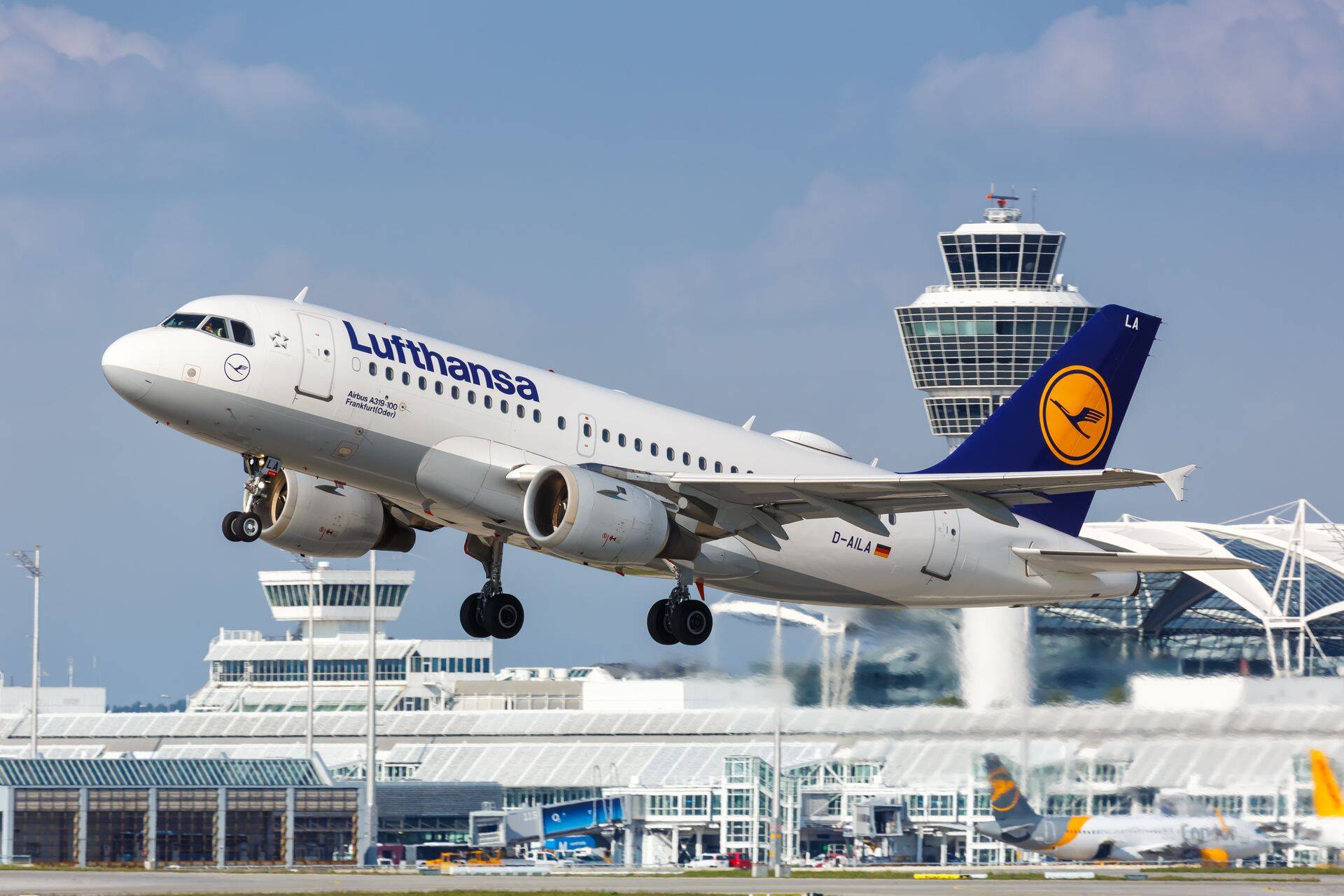 2 сентября пилоты Lufthansa уже устраивали однодневную забастовку, которая привела к отмене более 800 рейсов из Германии, из-за чего пострадали около 130 тысяч пассажиров.