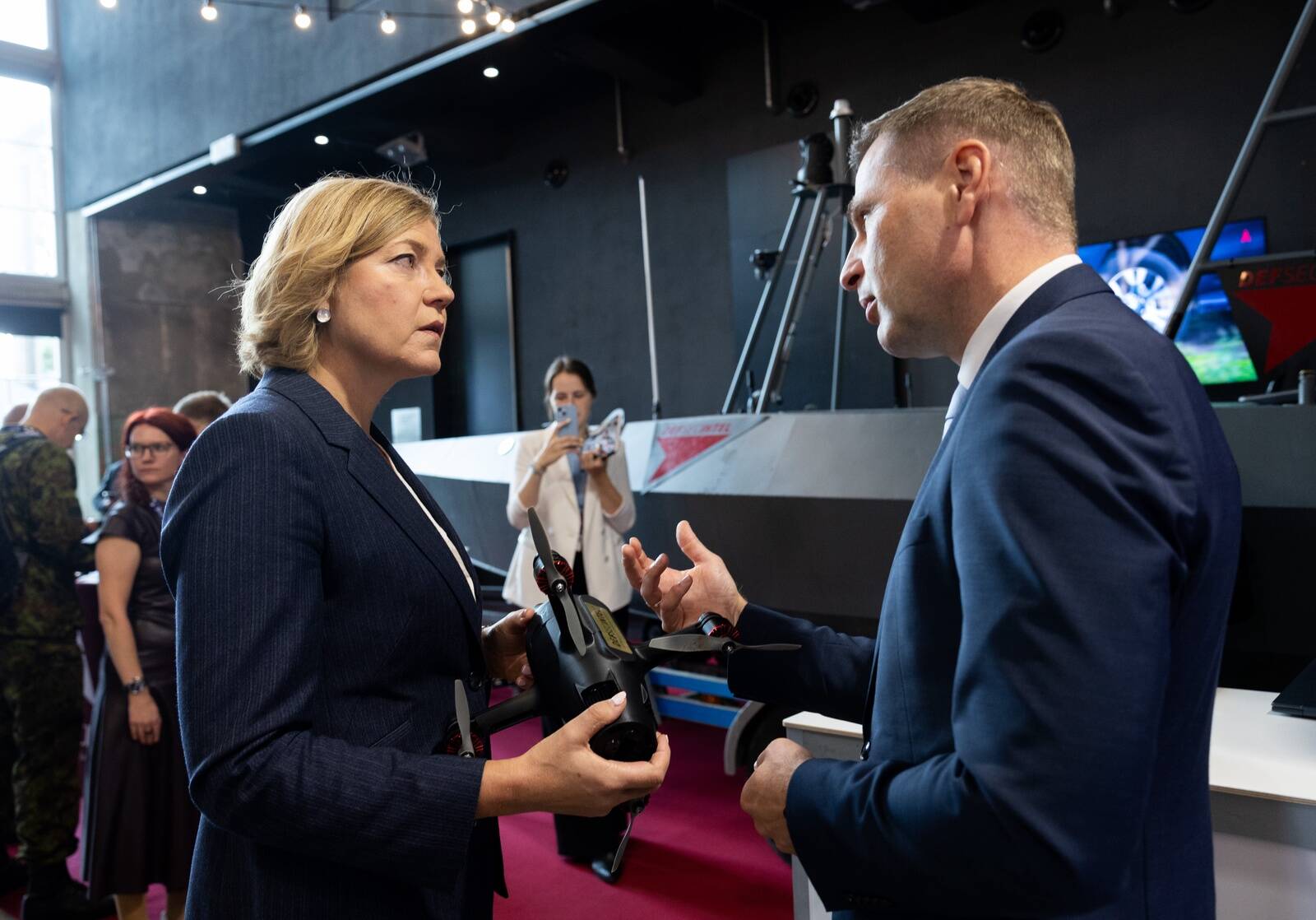 Euroopa Komisjoni juhtiv asepresident Henna Virkkunen (vasakul) vastutab tehnoloogilise suveräänsuse, julgeoleku ja demokraatia eest.