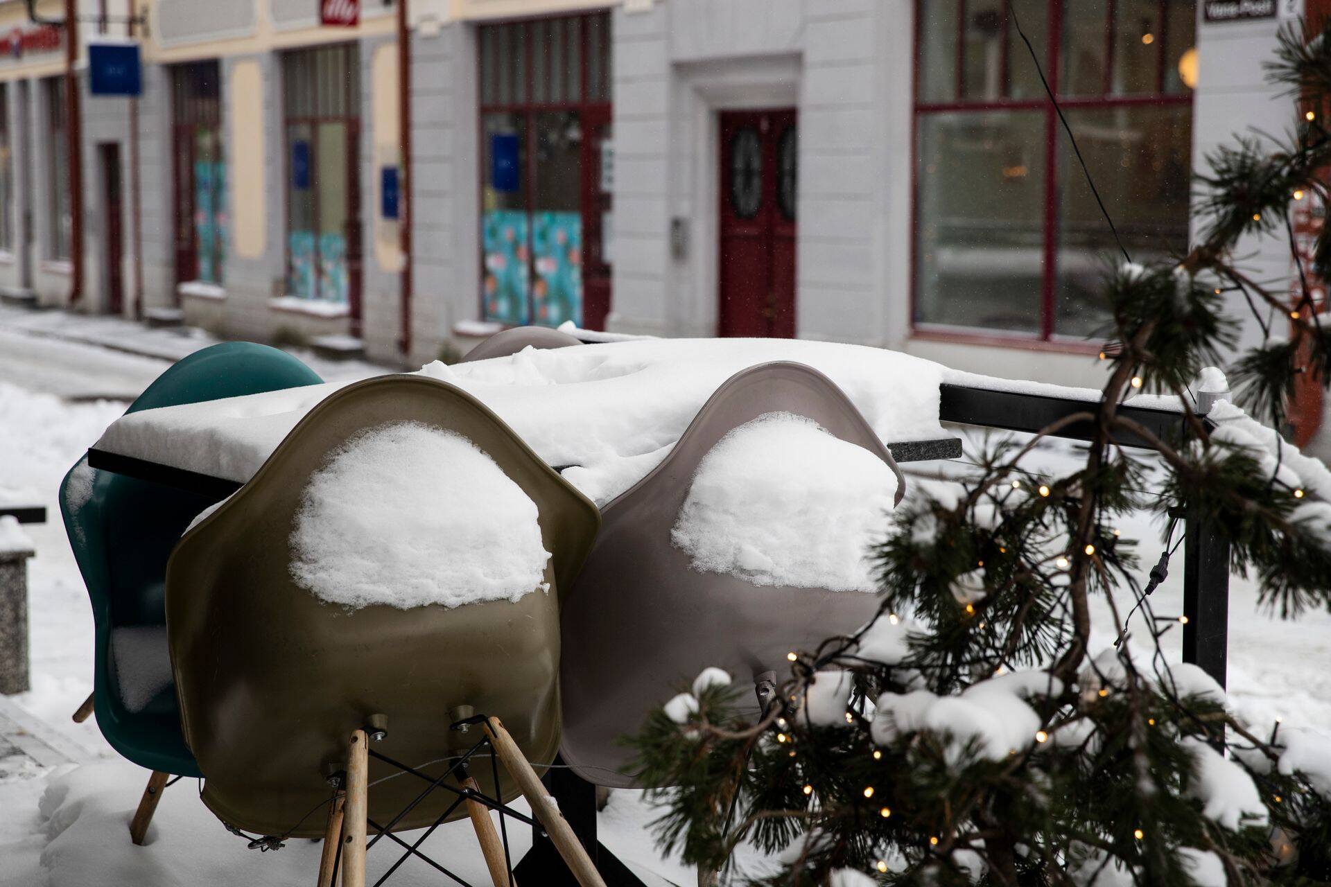 Tallinna linnavalitsus märgib, et kui 2019. aastal külastas Tallinna 4,5 miljonit väliskülalist, siis 2021. aastal oli see arv pea kaheksa korda väiksem. Pildil väliterrass Tallinna vanalinnas.