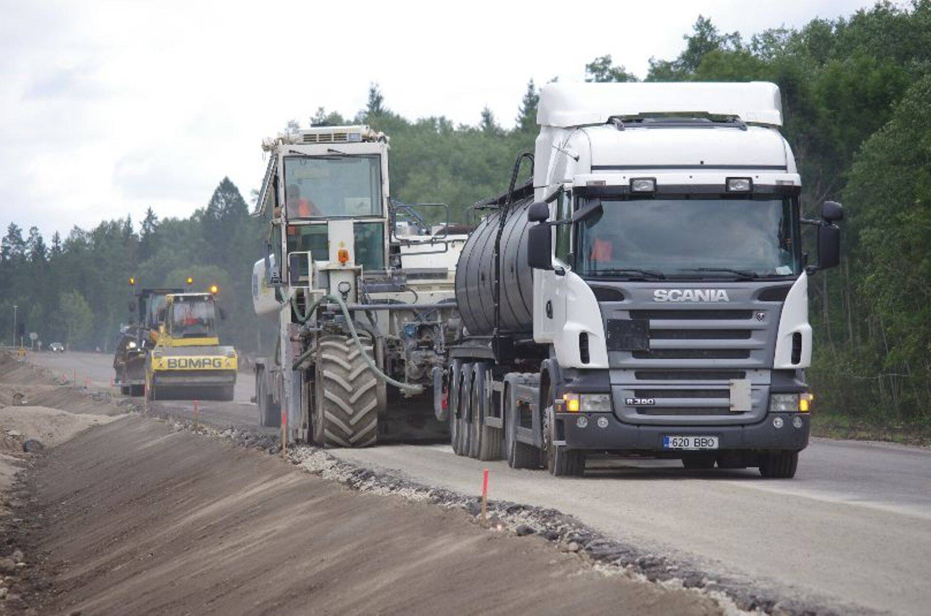 Eestis katsetati edukalt teedeehituses põlevkivituha kasutamist.