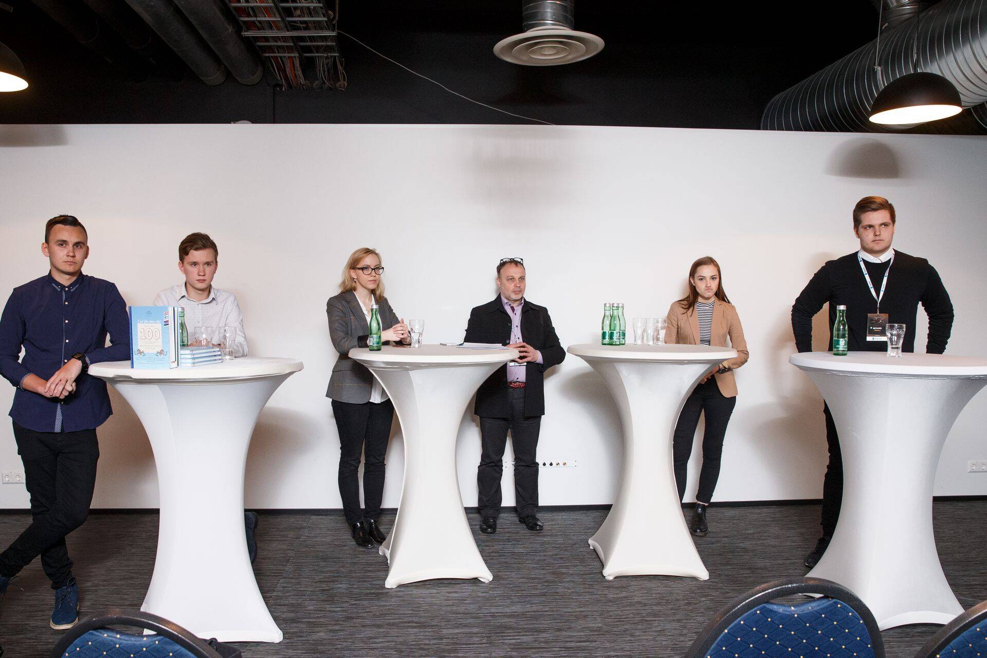 Passwordi vestlusringis osalenud noored (vasakult) Carl-Martin Keerberg, Erik Haamer, Viktoria Muske, moderaator Taivo Paju (ajakirja Direktor peatoimetaja), Kaisa Kask ja Richard Keskküla.