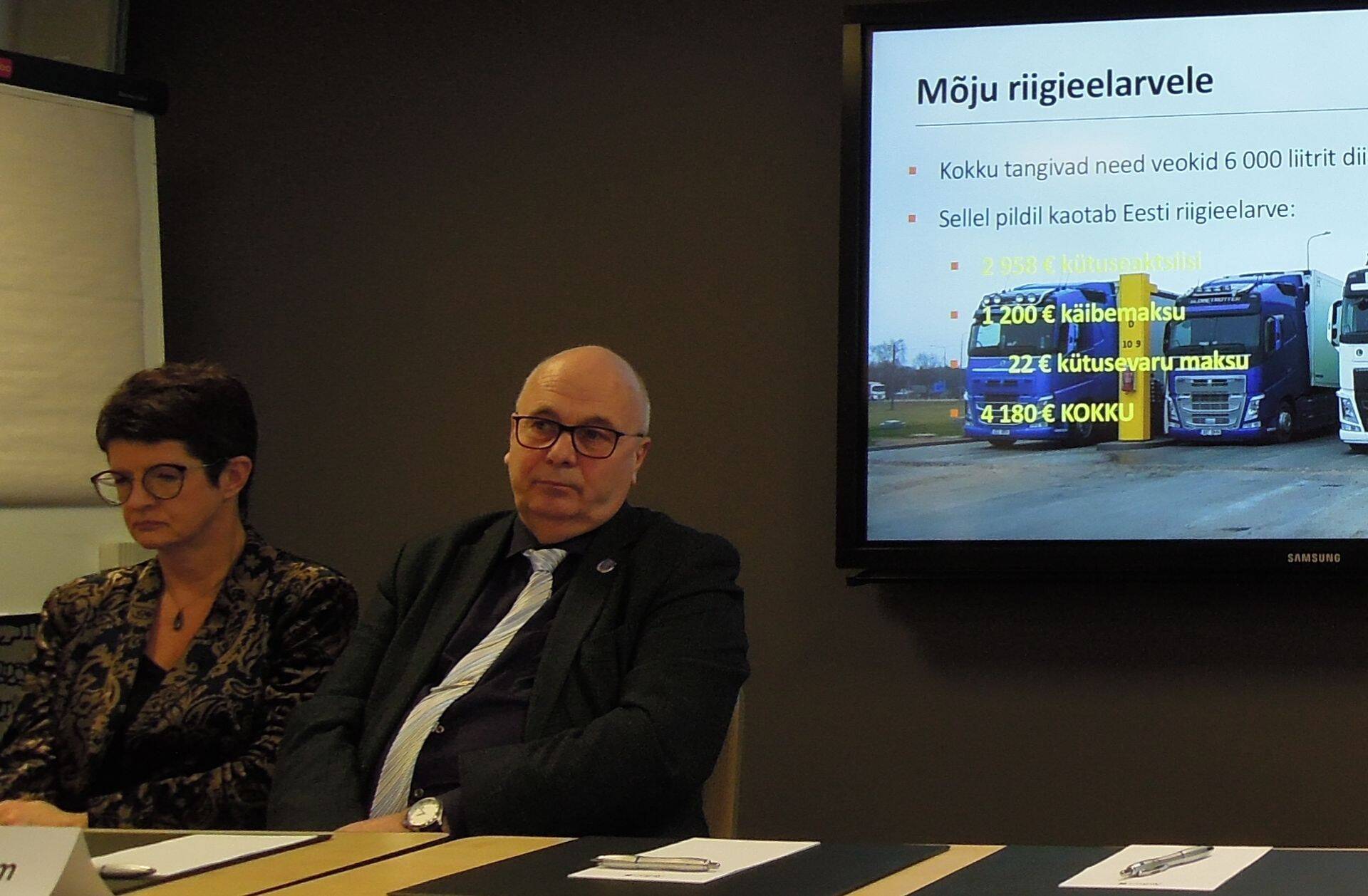 Circle K juht Kai Realo ja ERAA president Einar Vallbaum Eesti Õliühingu pressikonverentsil.