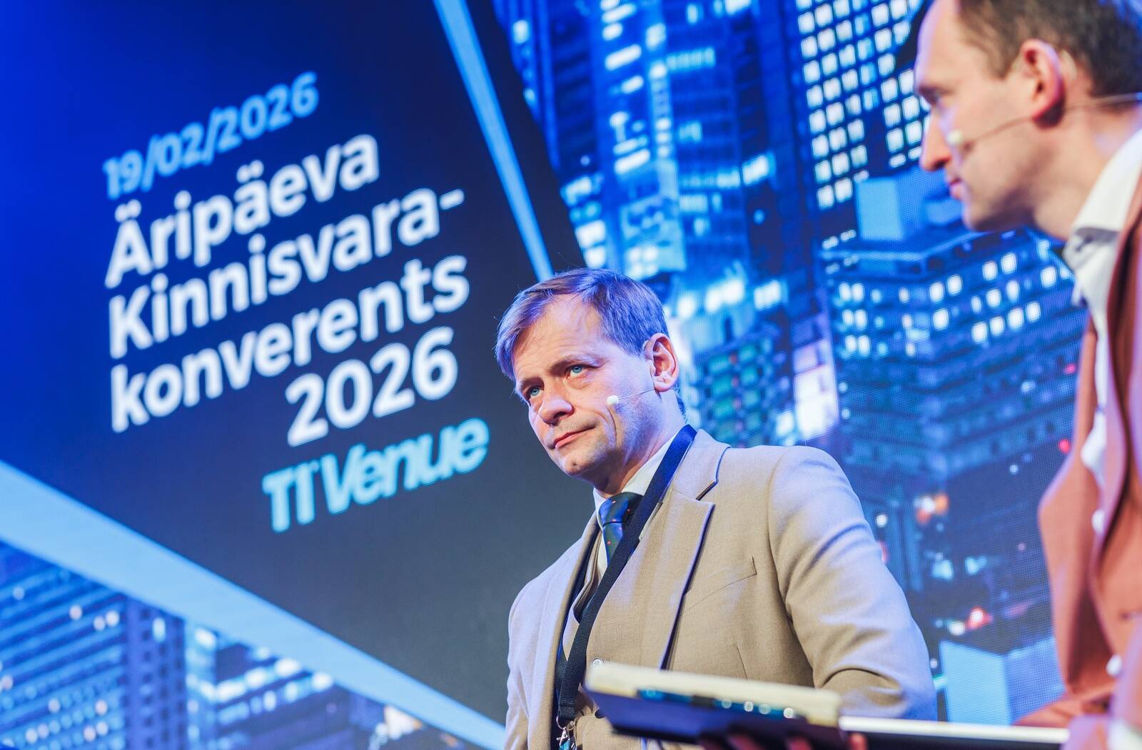 Ingvar Allekand (vasakul) Äripäeva kinnisvarakonverentsil moderaatori, Aigar Vaigu küsimustele vastamas.