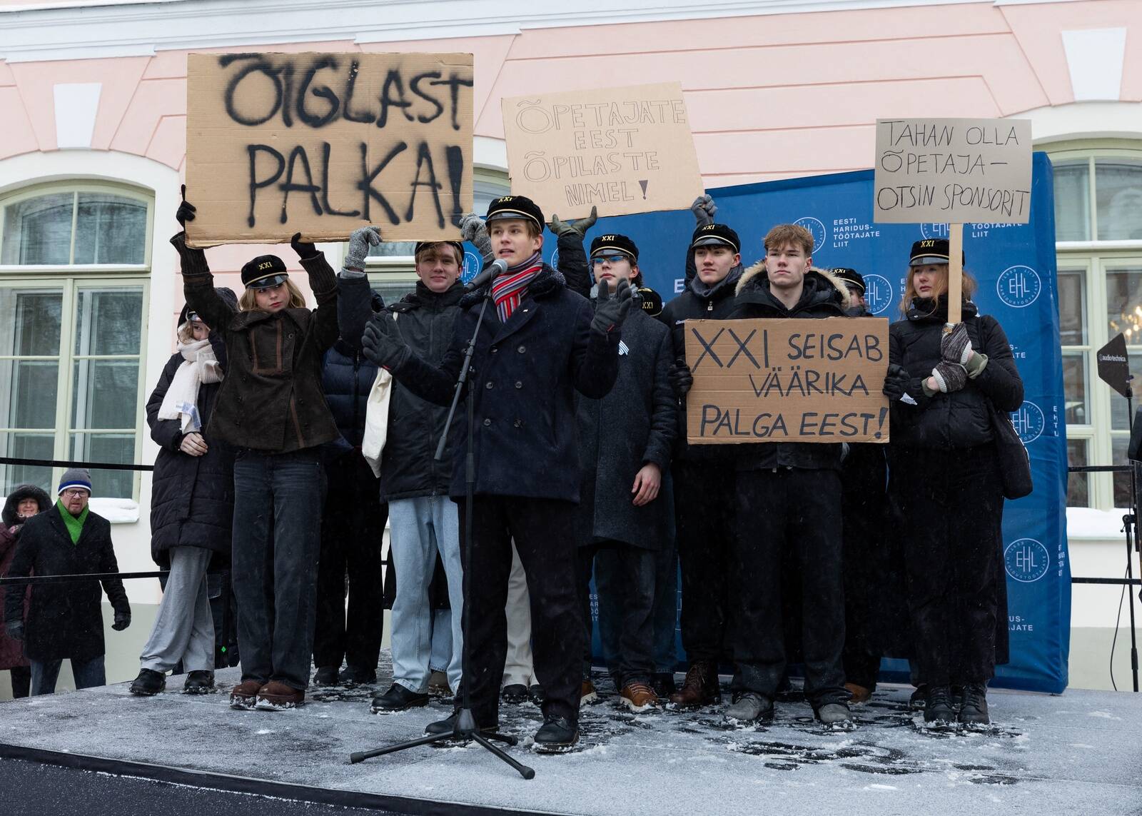 Акция протеста на Тоомпеа в поддержку бастующих учителей.
