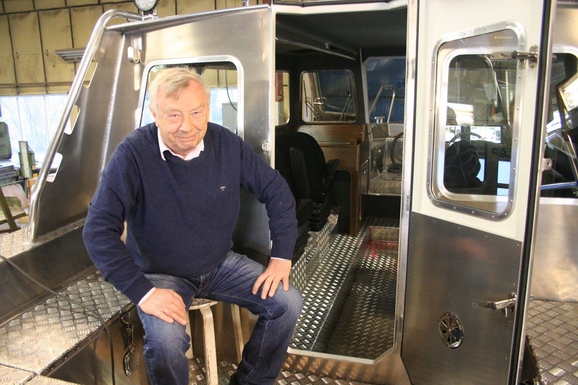 Võru linnas asuva alumiiniumpaatide tootja OÜ Nauta MV juht ja kaasomanik Mart Perli vastvalminud, 100. paadi pardal.