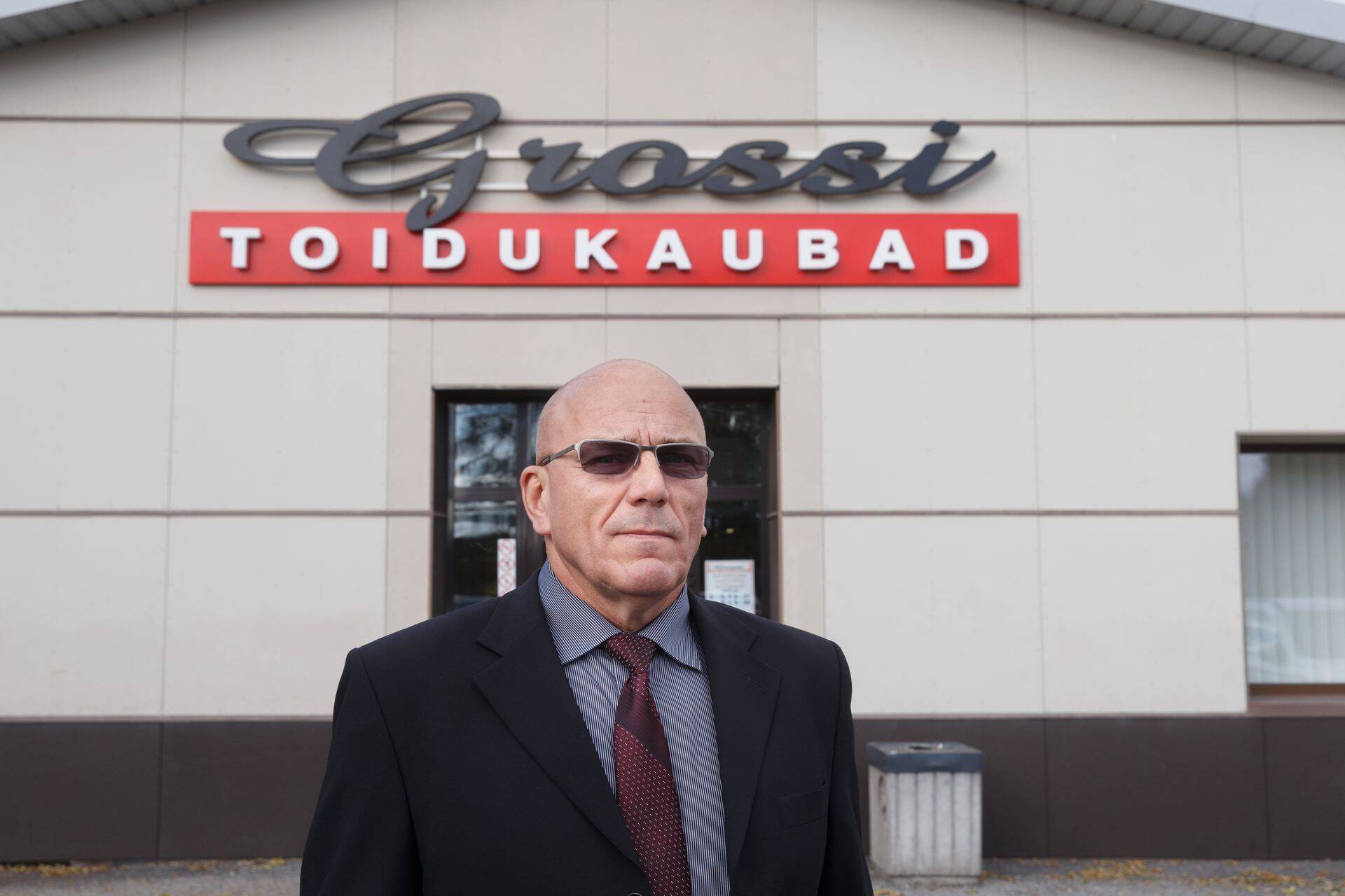 Oleg Gross ostis Ida-Virumaal kaks poodi, mis nüüd remonti lähevad.