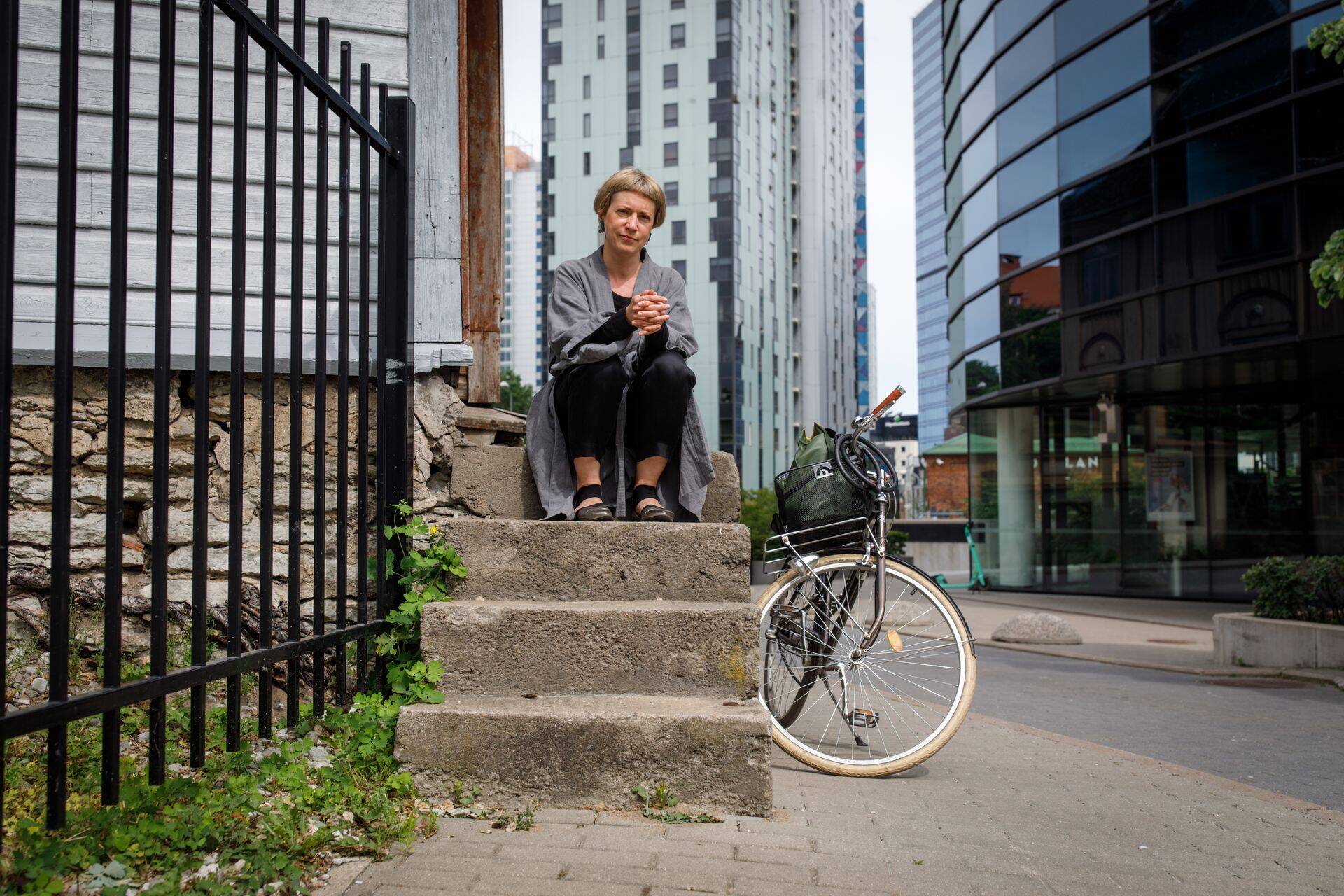 Tallinna abilinnapea Madle Lippus märgib, et ehitamine turupõhiselt sinna, kus on pakkumine erasektorilt, ei too kohe kindlasti ka soovitud taskukohaseid eluasemeid.