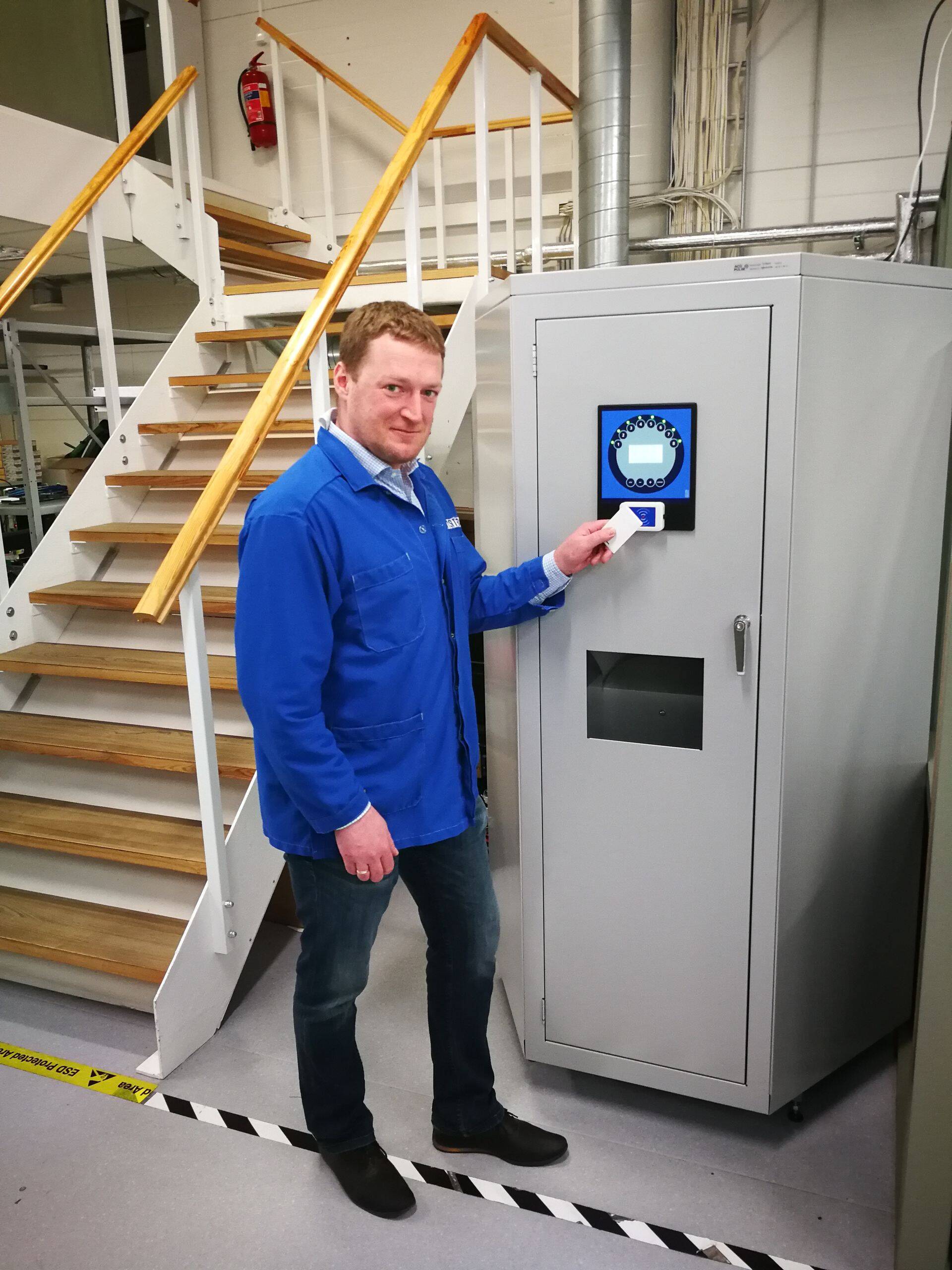 Enics Eesti AS-i töökeskkonnaspetsialist Andres Laur on uue karusell-tüüpi kindaautomaadiga väga rahul, sest elektroonikaettevõte on selle abil säästnud poole aastaga 10% senisest töökinnastele kulunud rahast.