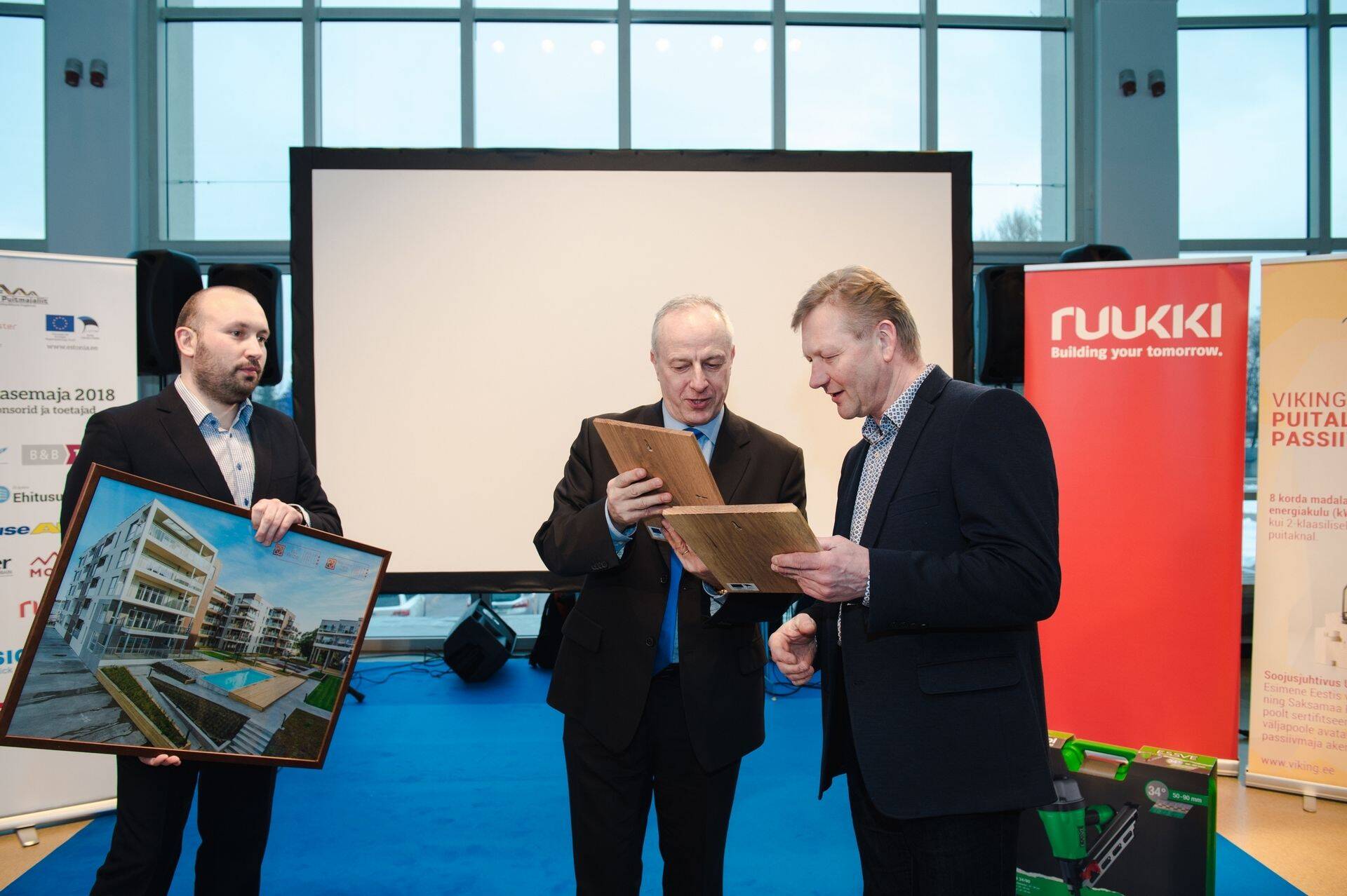 Kodumaja tootearenduse direktor Elar Vilt konkursi üldvõitja auhinda üle võtmas.