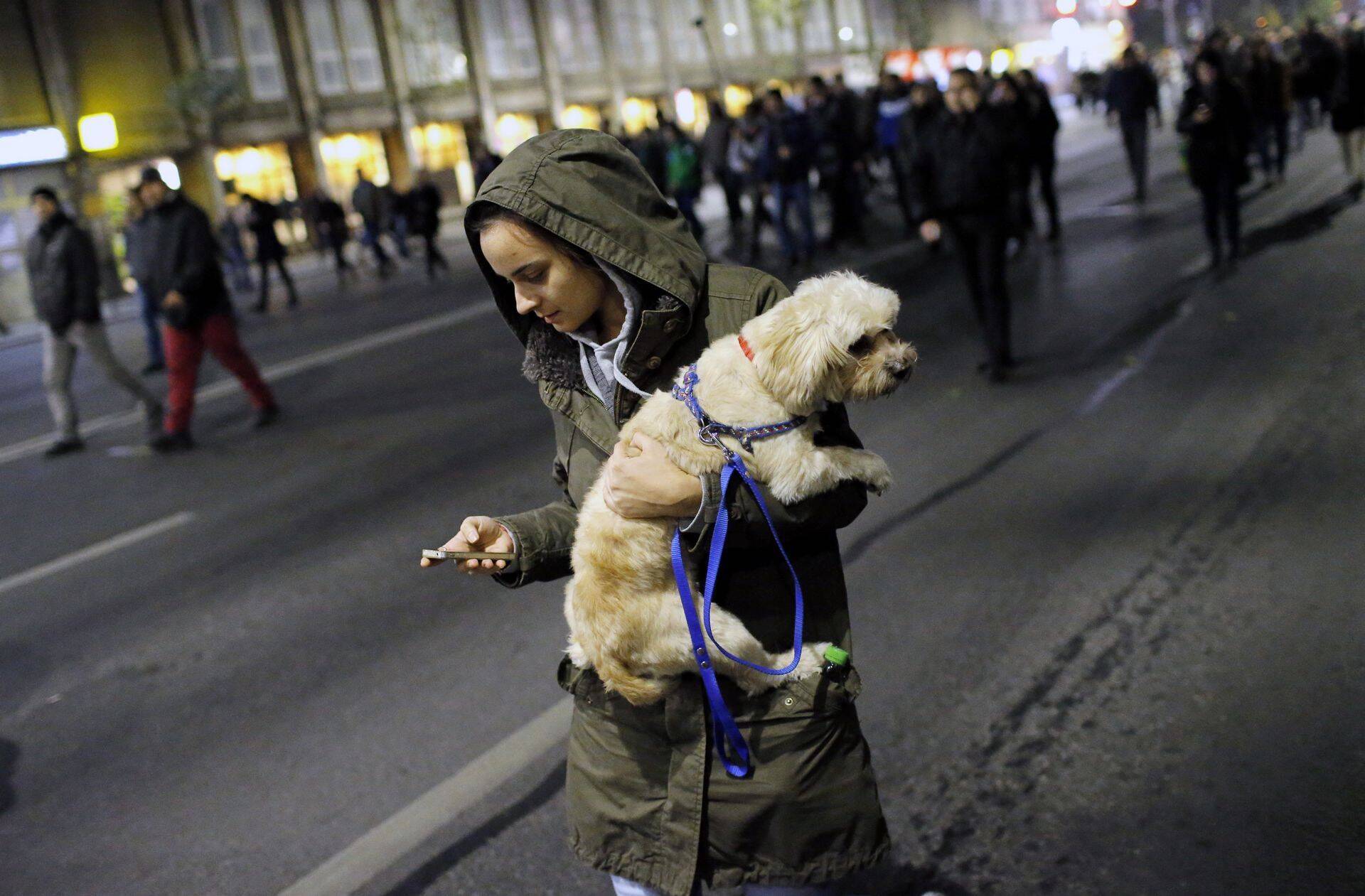 Helistamisest noor suurt lugu ei pea, küll surfab ta ööpäevaringselt sotsiaalvõrkudes, mida soosib ka tehnoloogia areng ning nutitelefonid.