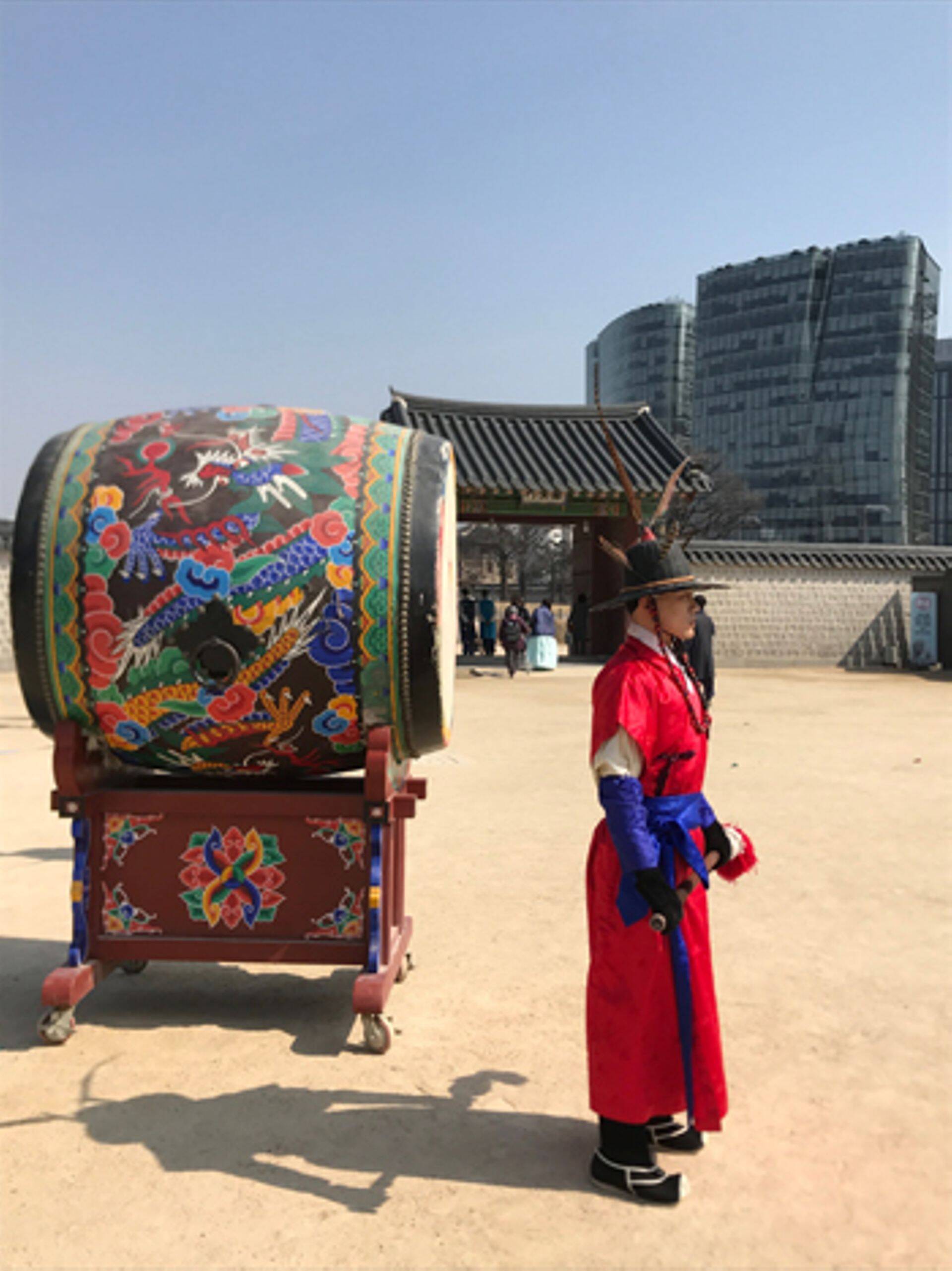 Vahtkonna vahetus Gyeongbokgung palee ees Soulis.