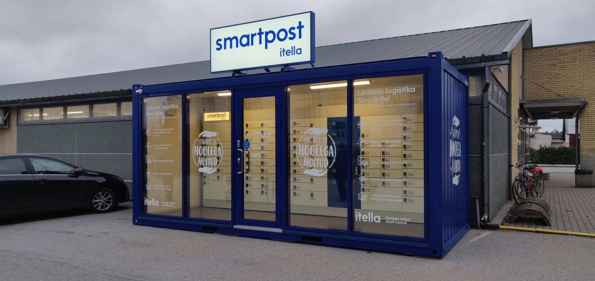Itella töötas välja ainulaadsed pakimajakesed, kus Smartposti pakiautomaadid on paigaldatud selleks kohaldatud klaasfassaadiga konteineritesse.