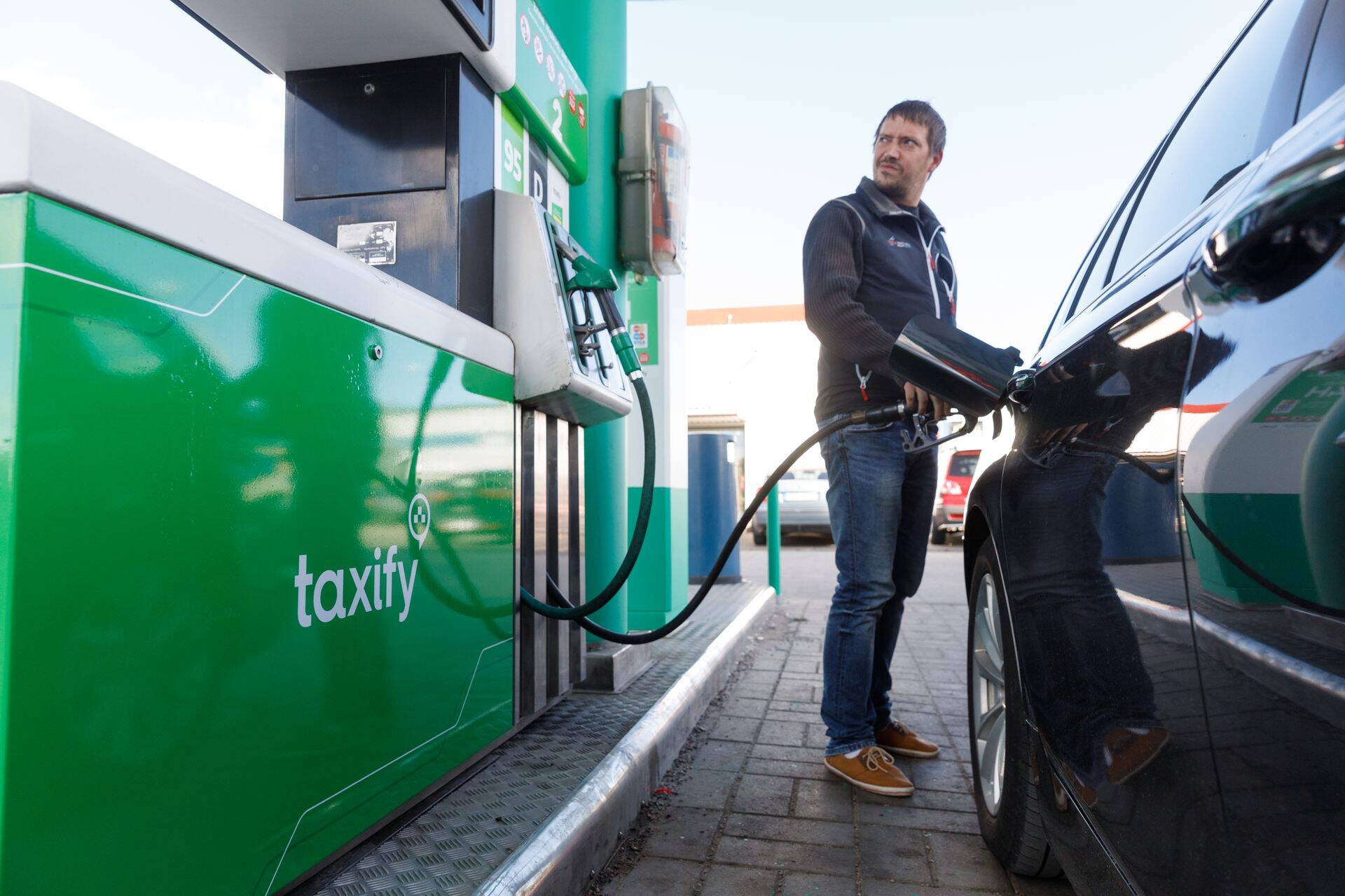 Taxify ütleb, et nemad Tallinna Töökoja tänava automaatjaamas mootorikütuselt ei plaani kasumit teenida, vaid nende sissetulek tuleb sõidujagamisteenuselt.