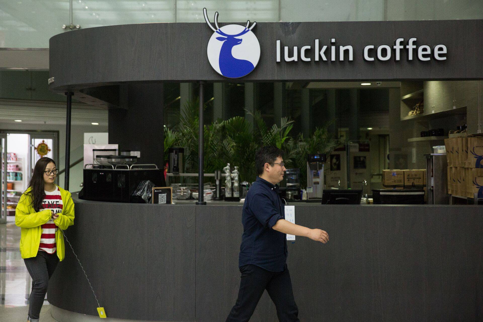 Inimesed jalutavad mööda avamist ootavast Luckin Coffee kohvikust Pekingis.