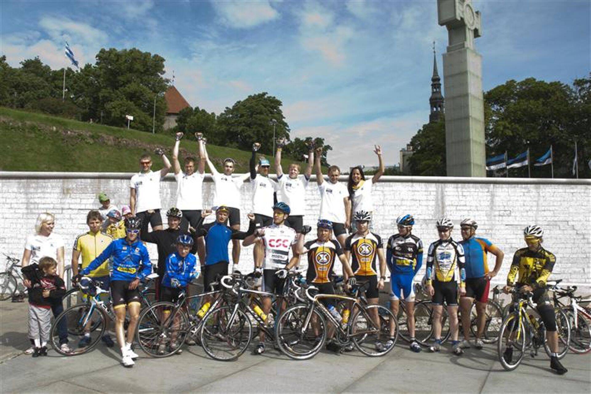 L’expédition du Tour de France ratturite meeskond koos toetajatega laupäeva hommikul enne starti Vabaduse väljakul, Tallinnas.