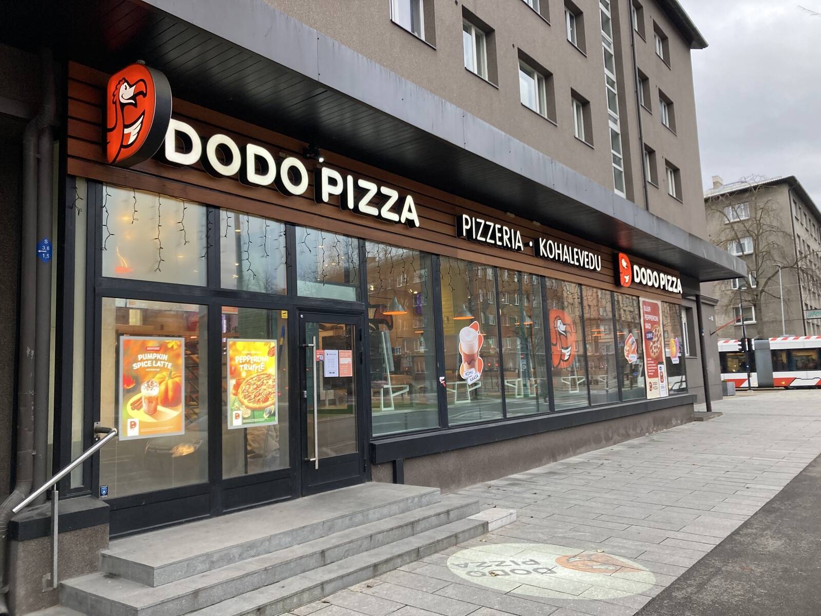 Посетителей пиццерии на улице Гонсиори стало меньше, когда шло строительство дороги.