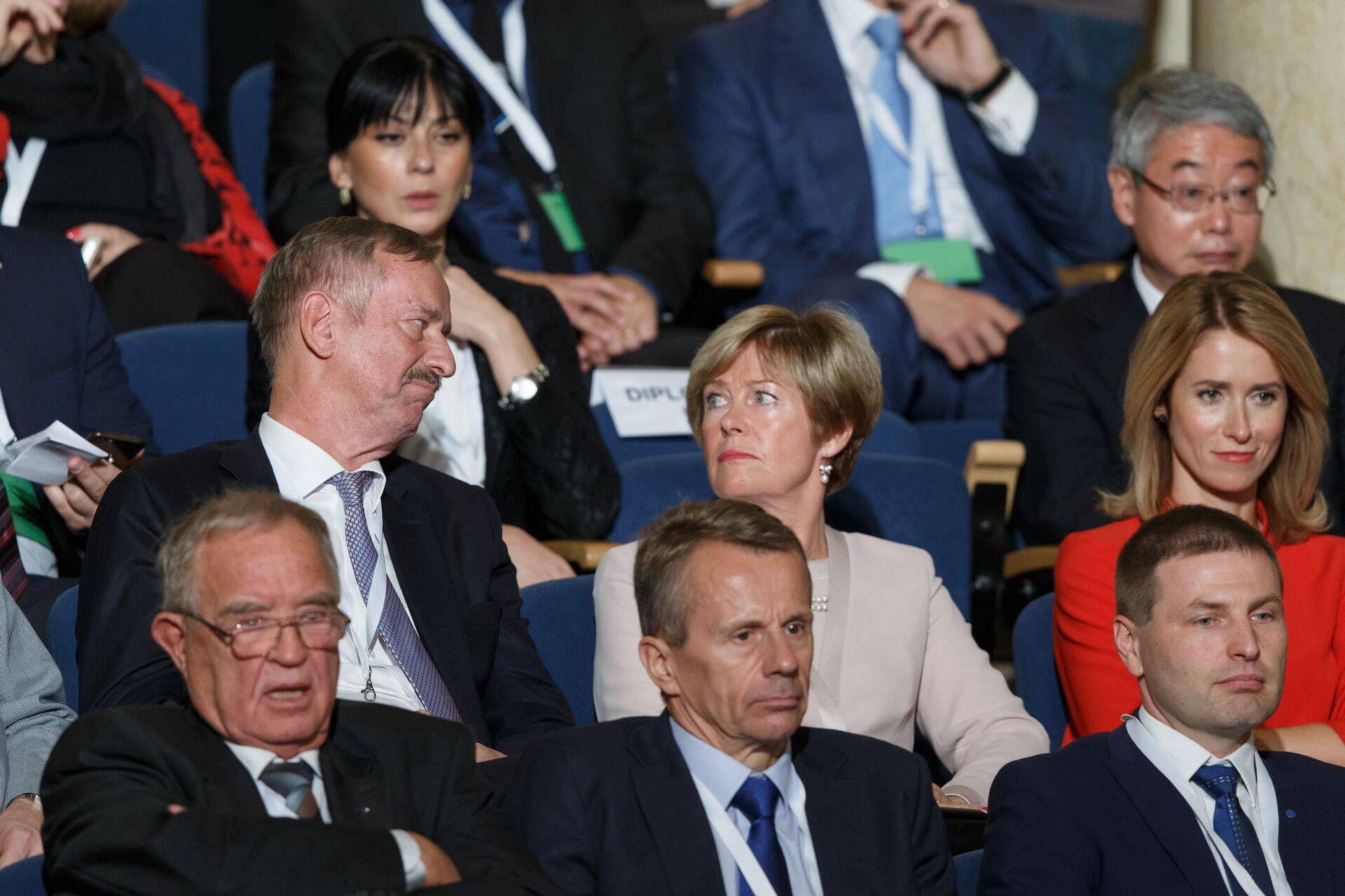 Siim Kallas ja Jürgen Ligi presidendivalimistel Estonia kontserdisaali rõdul - näod räägivad enda eest.