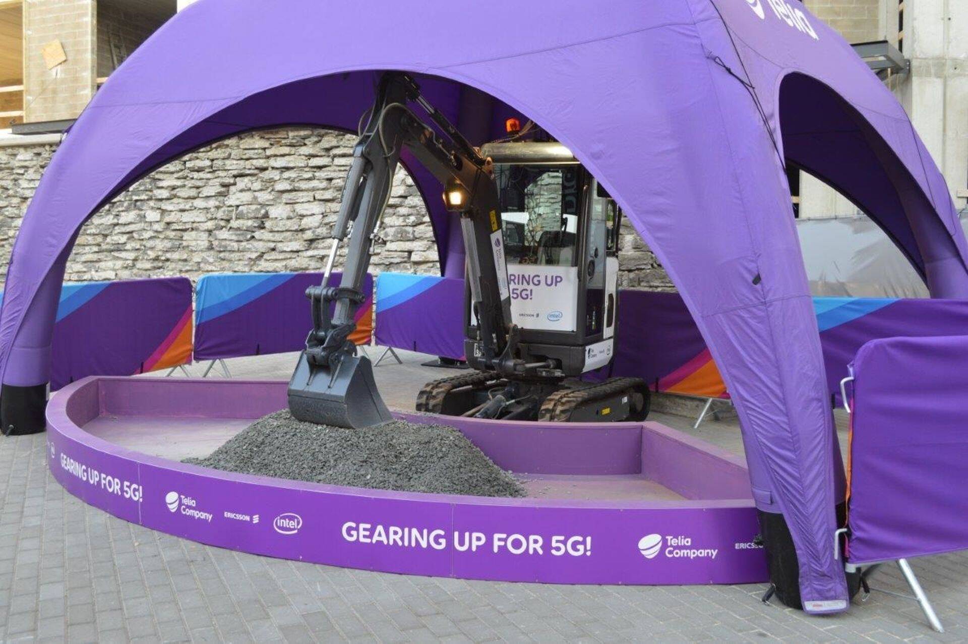 Digital Summiti raames näidati Euroopa riigijuhtidele ja kohalikele elanikele esimest 5G tehnoloogial töötavat kaugjuhitavat ekskavaatorit.