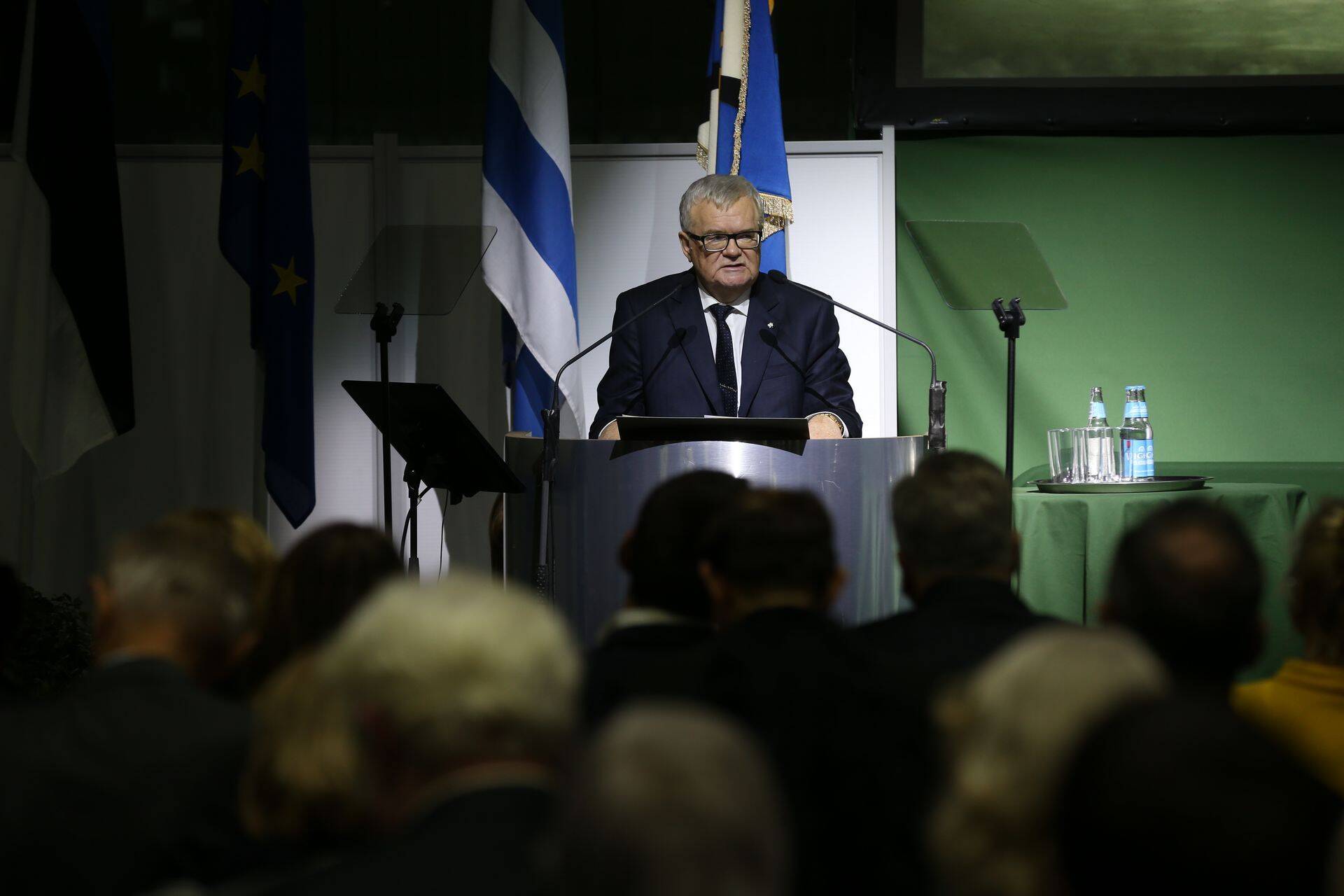 Edgar Savisaar pidas Keskerakonna Kongressil kõne kõne järel, üheski ei jätnud ta rõhutama, et tema on see, kes erakonda ja Eestit ainsana aidata saab.