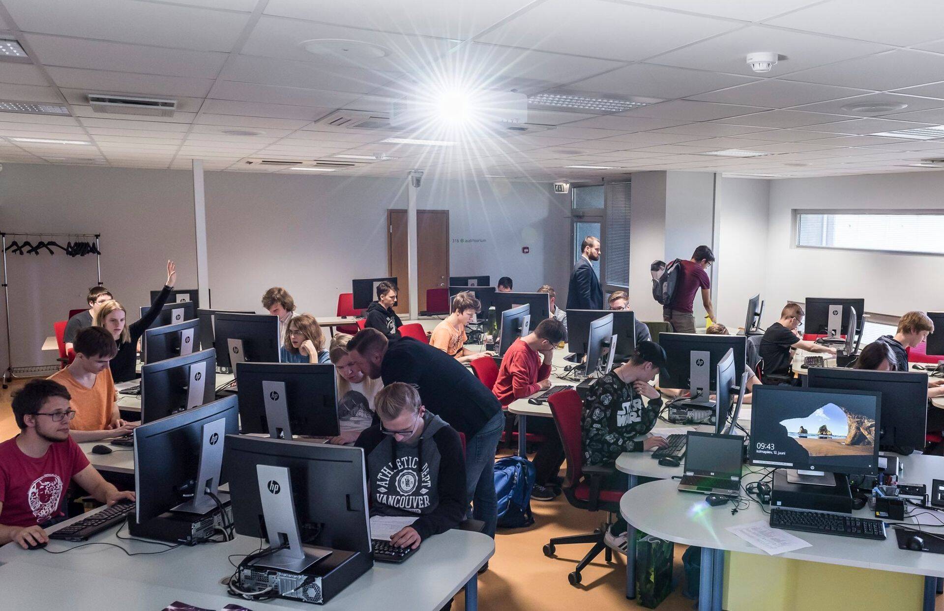 Kuus aastat tagasi sündis Eesti küberkaitse talentide võistluse, tänase Kübernaaskli eelkäija. 300 osalejaga võistlus ootab tänavu kaasa lööma 500 noort. Fotol 2019. aasta võistlus Tallinna Tehnikaülikoolis