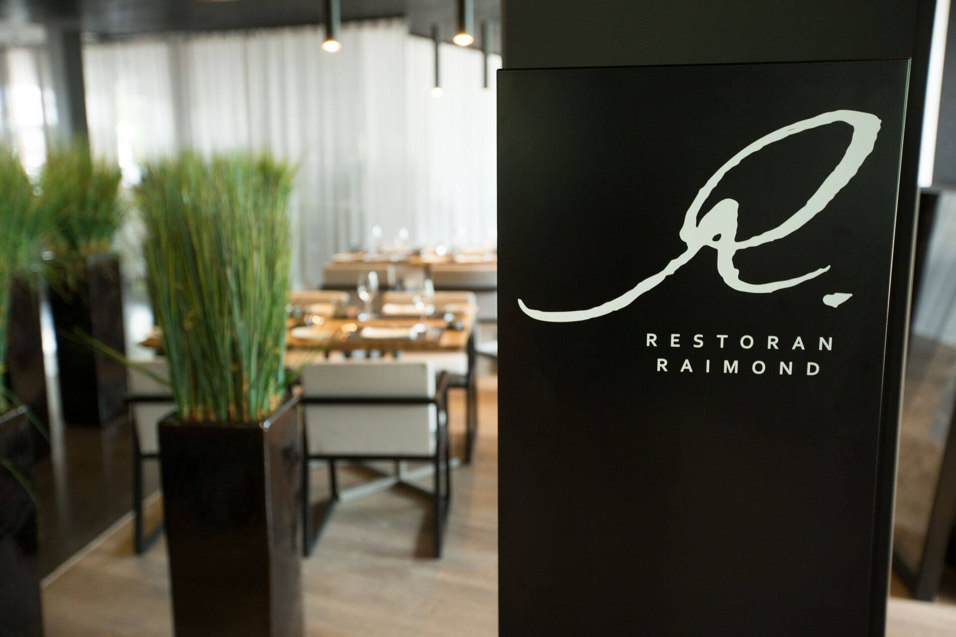 Hotell Hedoni restoran Pärnus on nime saanud Raimond Valgre järgi.