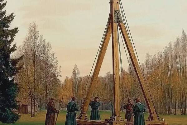 Taanlased juhendavad Varbolas paterelli ehk kiviheitemasina ehitamist. Pärast selle valmimist tulid Varbolasse uudse tehnikaga tutvuma ka saarlased. © Robin Raspel
