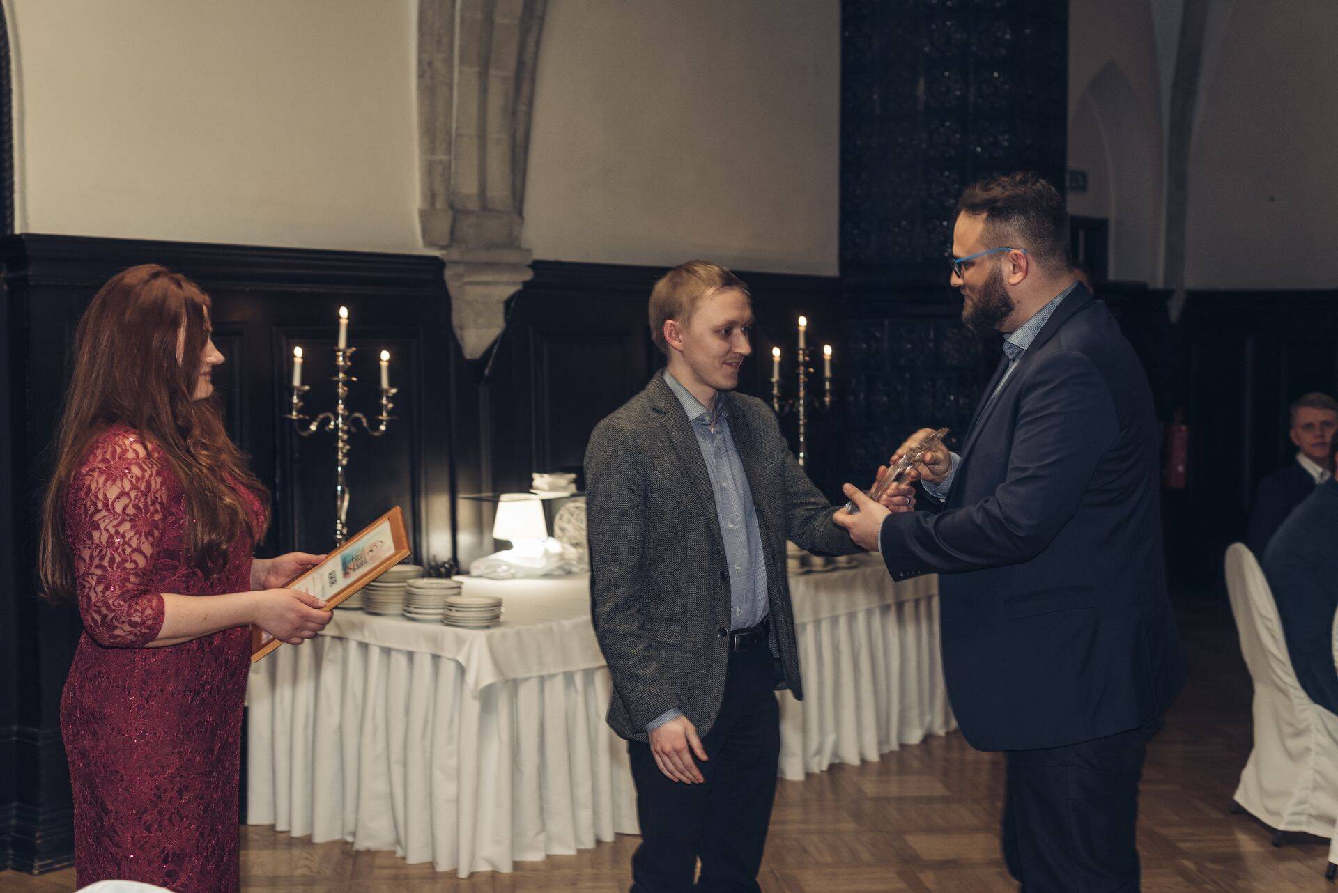 Eesti E-kaubanduse liidu juhataja Signe Kõiv, Apotheka Netiapteeki esindaja Markus Toompere ja "E-tegu 2016" võitja Kaubamaja e-kaubanduse arendusjuht Martin Lond