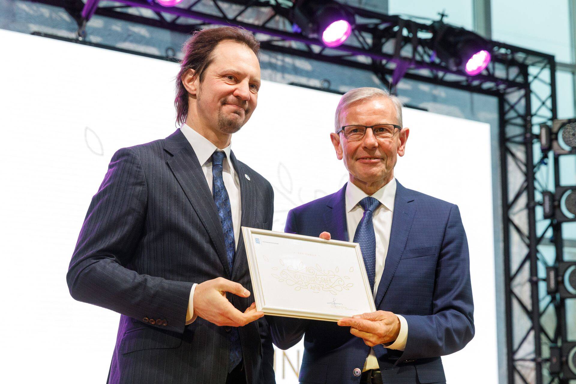 Endine kultuuriminister Indrek Saar andis 2018. aastal Enn Kunilale üle ka tiitli "Kultuurisõber 2018".