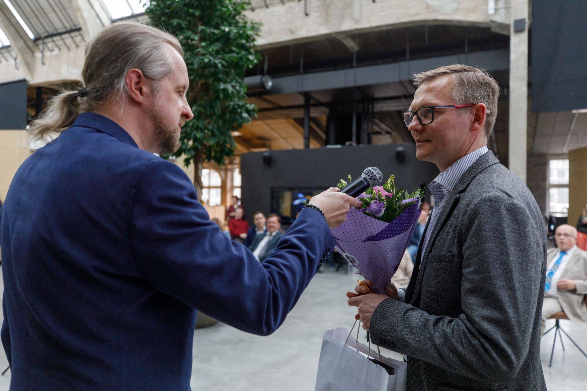 Eduka Eesti kevadine kõrghetk auhinnatseremoonialt Äripäeva meediamajas: peapreemia 10 000 eurot vastu võtnud Ain Aaviksoo räägib Äripäeva ajakirjanikule Neeme Korvile, mis tunne on.