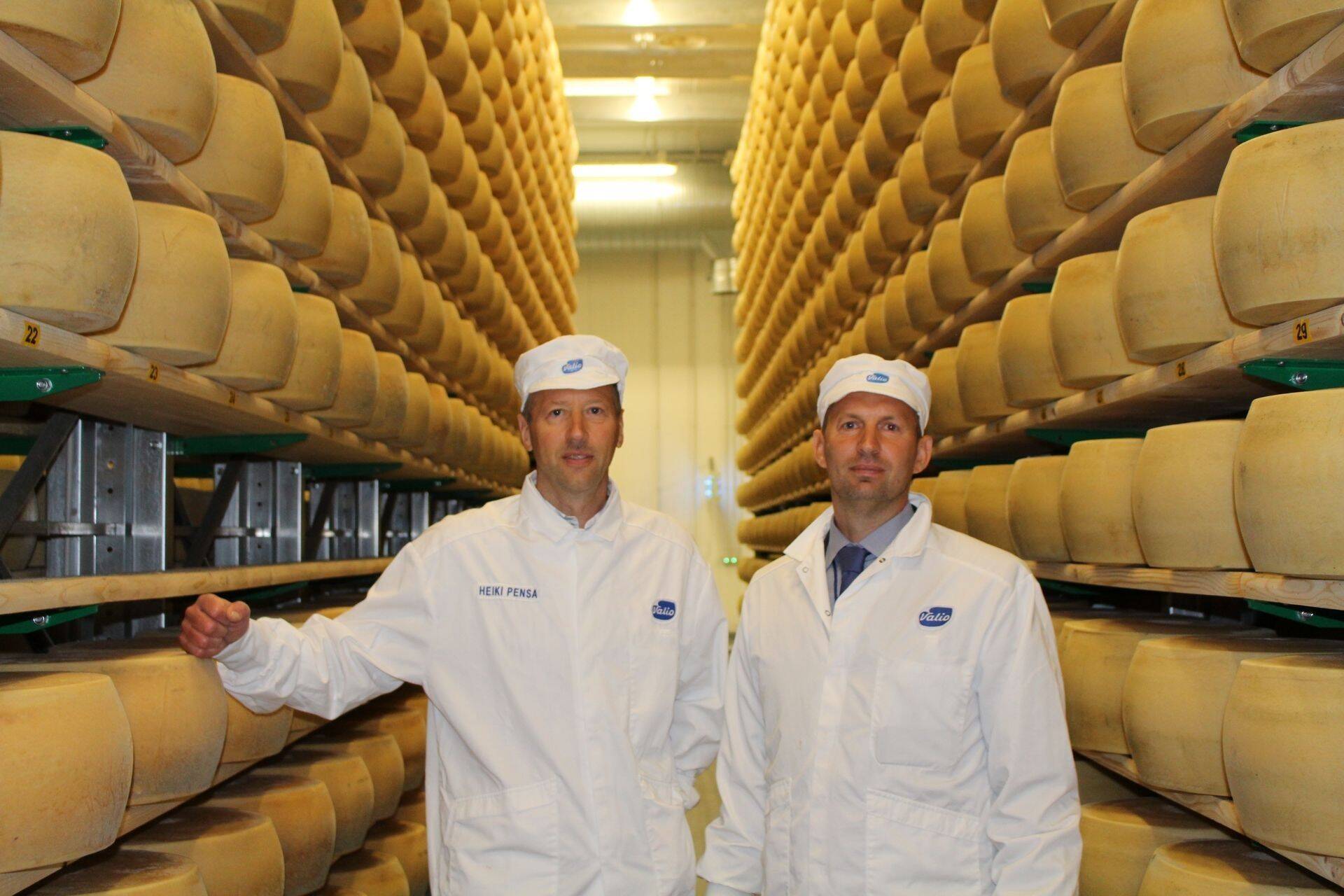 Heiki Pensa ja Maido Solovjov Võru juustutehases.