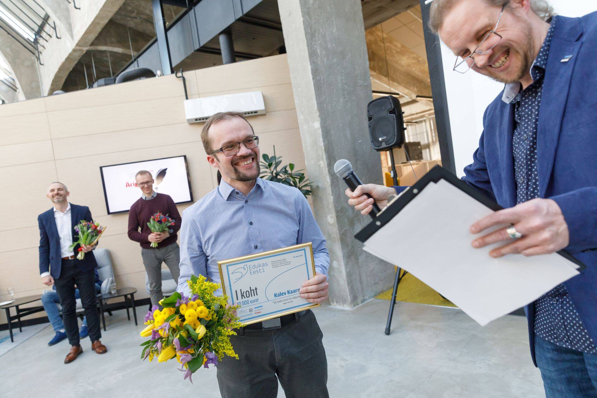 Esiplaanil Äripäeva arvamustoimetuse juht Neeme Korv (paremal) koos arvamuskonkursi võitja Alpine House'i eestvedaja Kalev Kaarnaga.